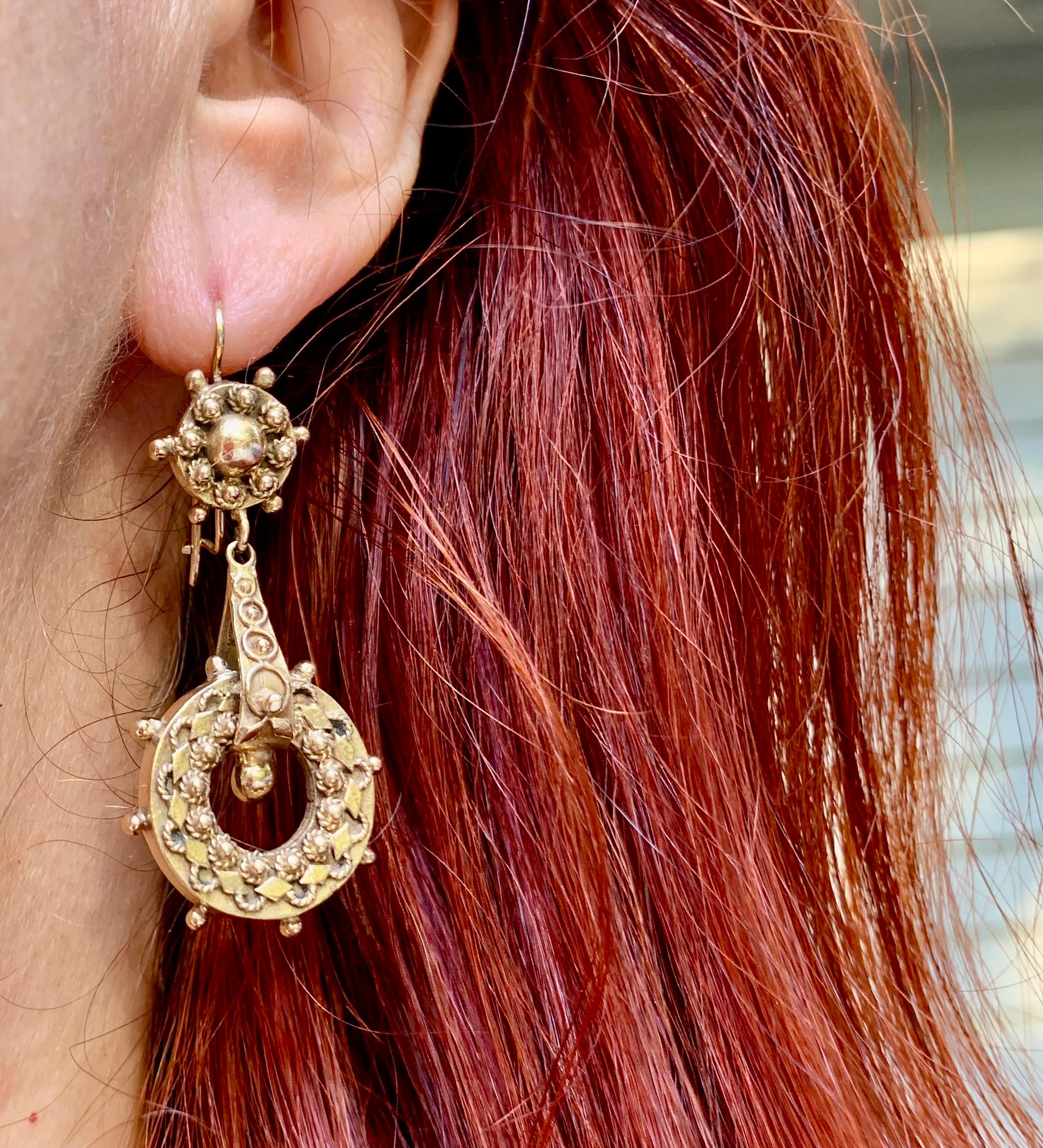 Orecchini antichi del XIX secolo in oro giallo 14 carati di stile Ertuscan Revival in vendita 7