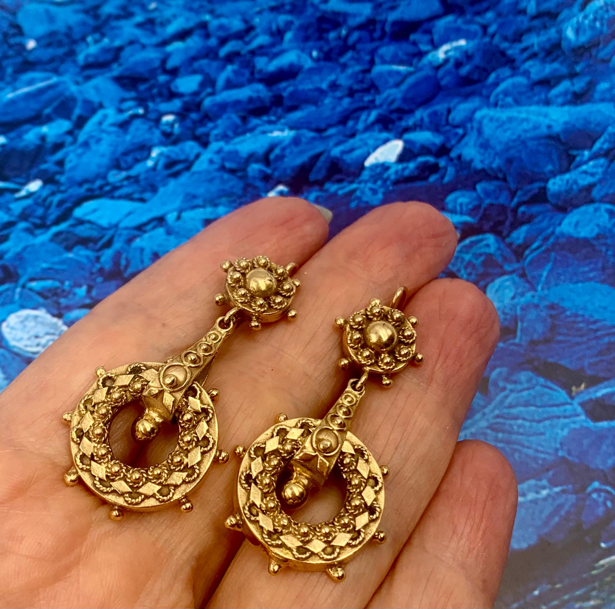 Neoetrusco Orecchini antichi del XIX secolo in oro giallo 14 carati di stile Ertuscan Revival in vendita