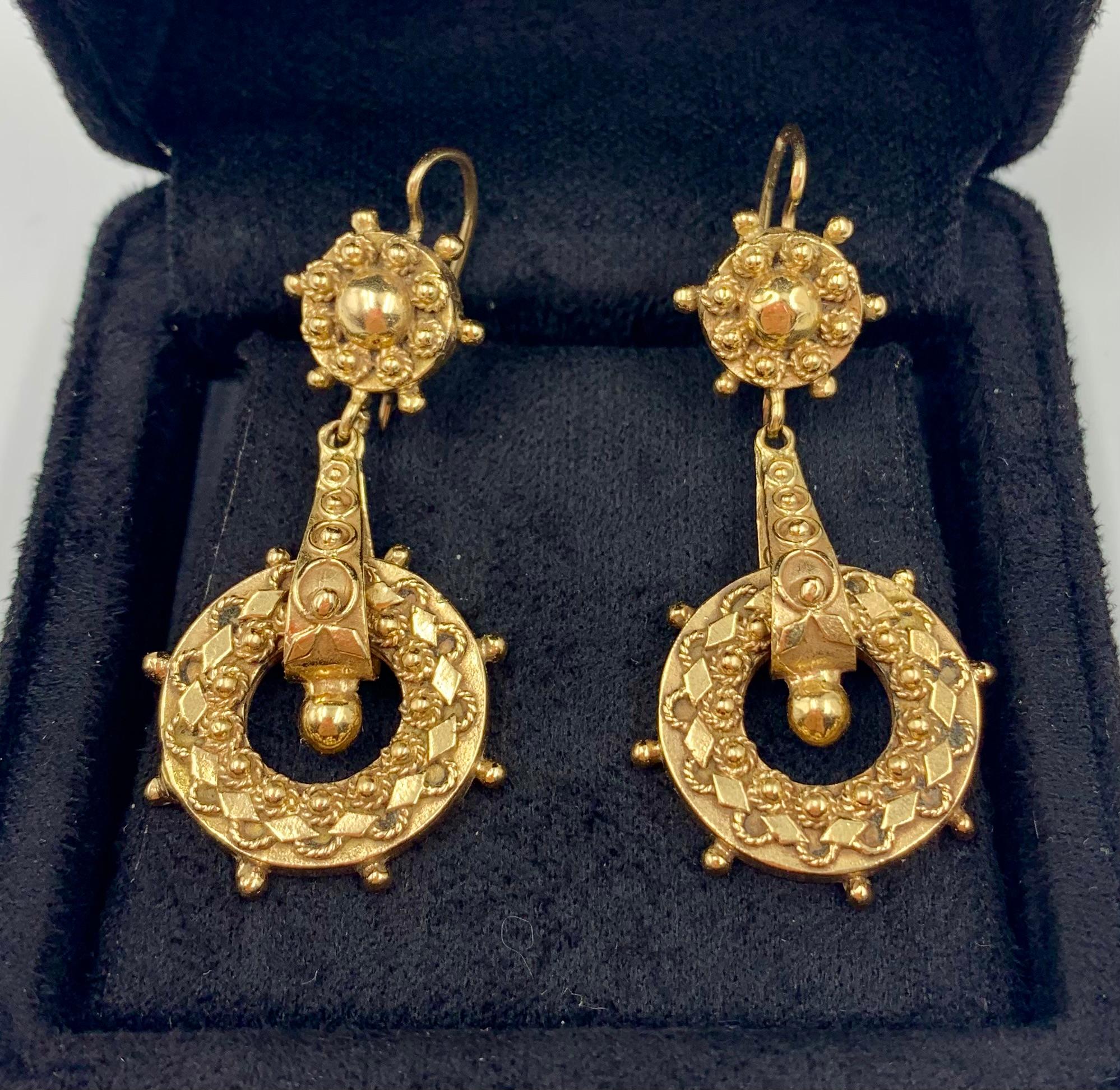 Orecchini antichi del XIX secolo in oro giallo 14 carati di stile Ertuscan Revival In condizioni buone in vendita a New York, NY