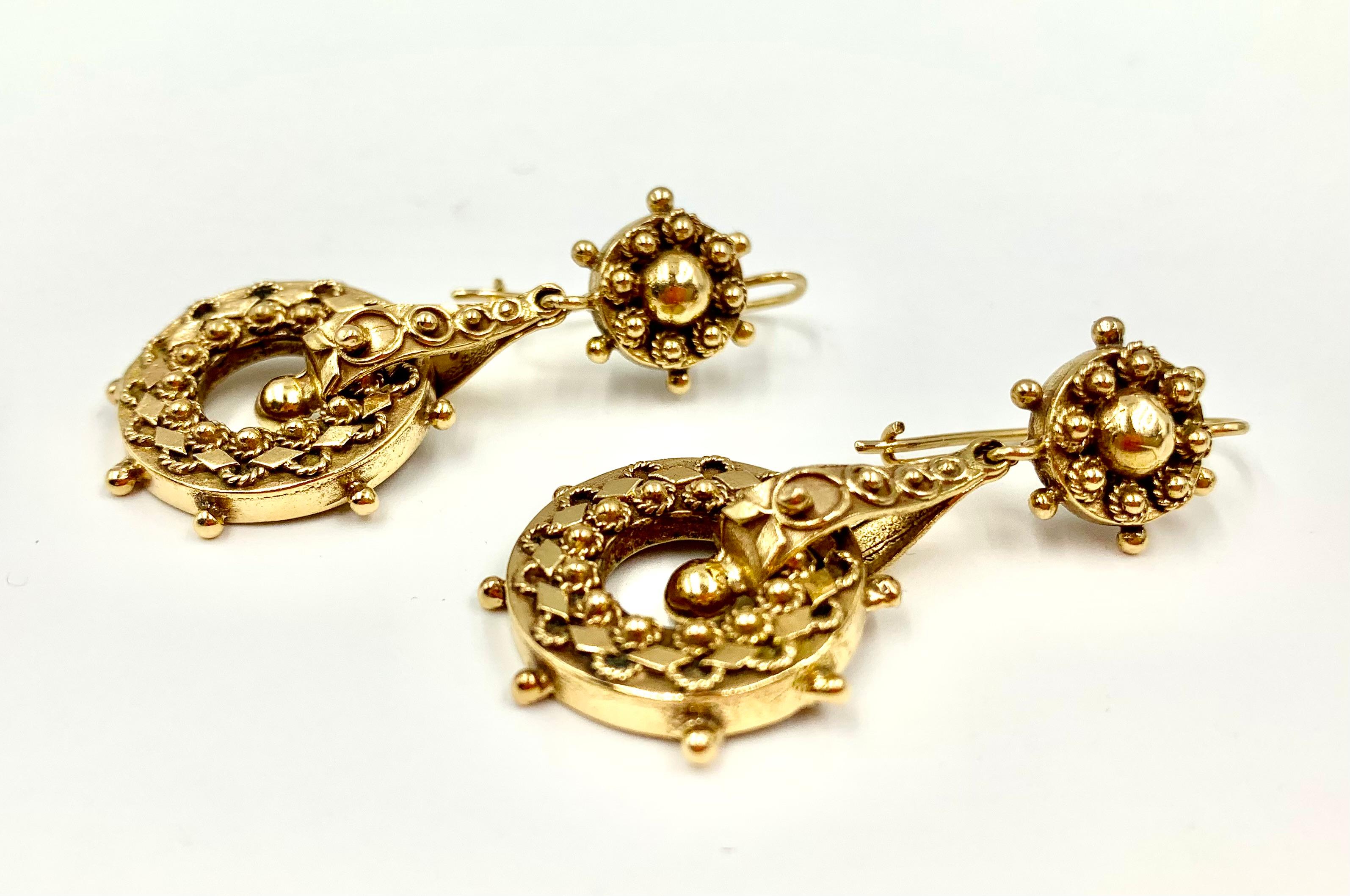 da uomo o donna Orecchini antichi del XIX secolo in oro giallo 14 carati di stile Ertuscan Revival in vendita