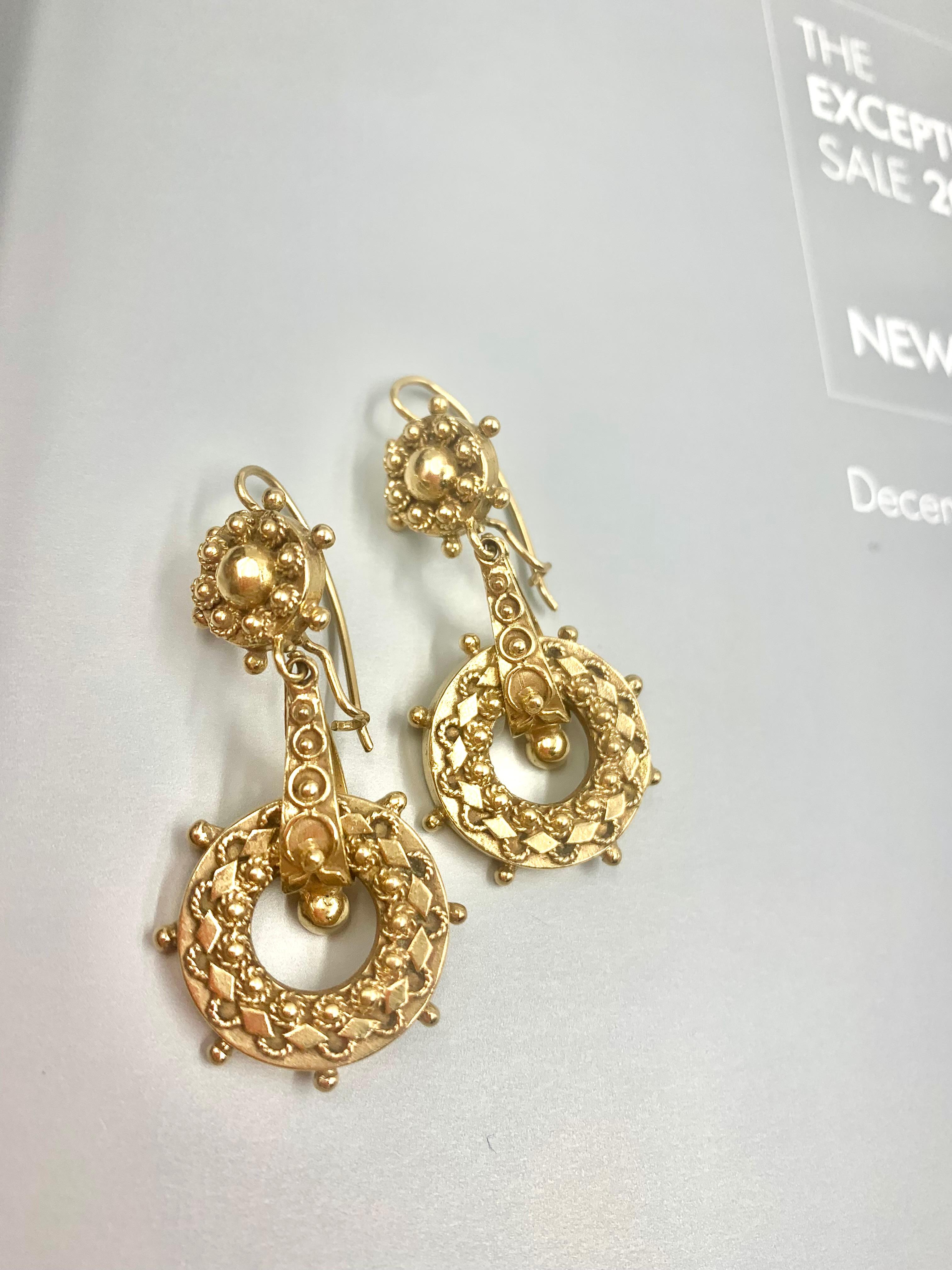 Orecchini antichi del XIX secolo in oro giallo 14 carati di stile Ertuscan Revival in vendita 2