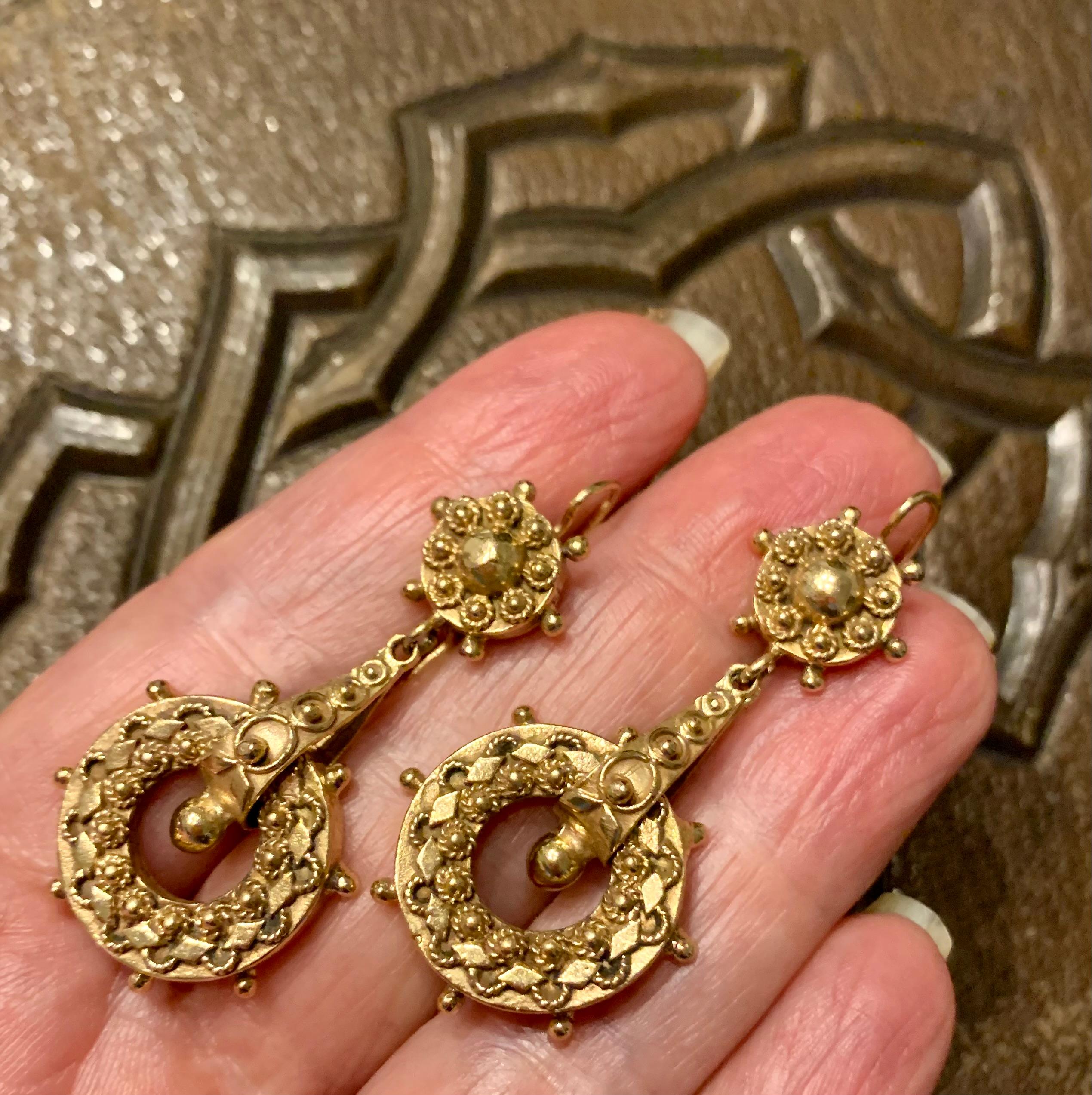 Orecchini antichi del XIX secolo in oro giallo 14 carati di stile Ertuscan Revival in vendita 3