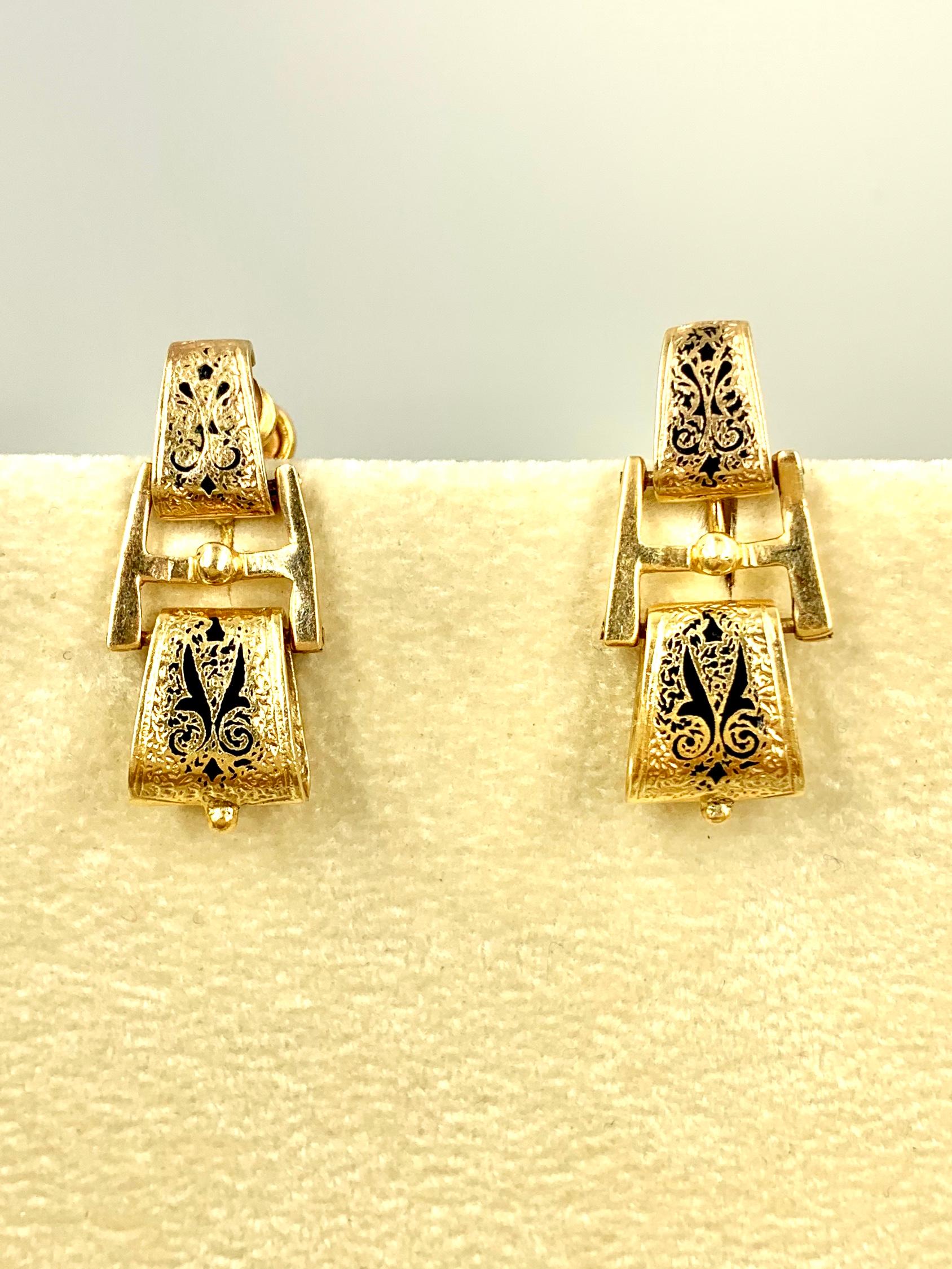 Néo-étrusque Boucles d'oreilles pendantes en or jaune 14K et émail Antique Revival du 19ème siècle en vente