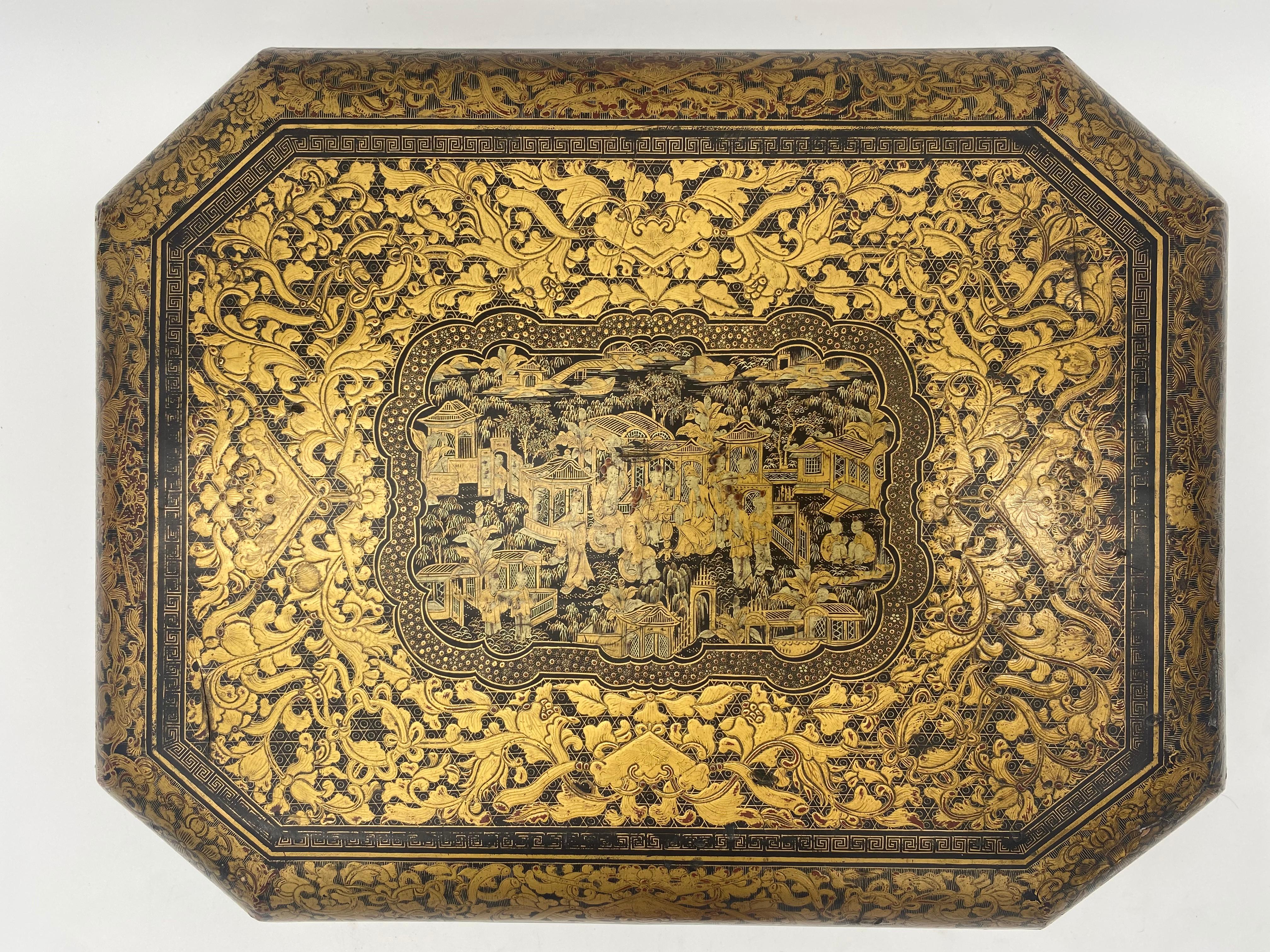Antique 19th Century Export Chinese Gilt Chinoiserie Lacquer Gaming Box For Sale 3