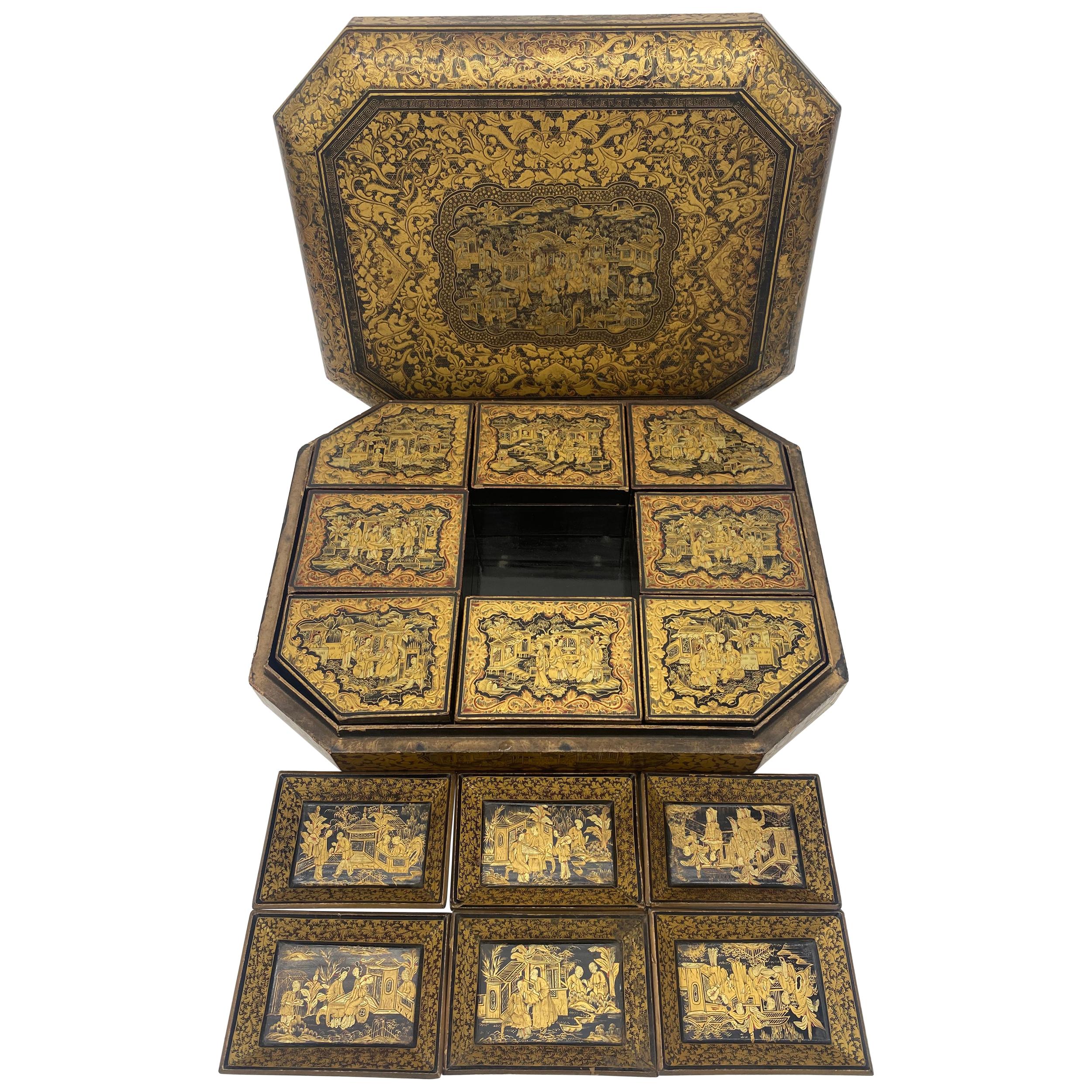 Boîte de jeu ancienne d'exportation du 19ème siècle en laque dorée chinoise et chinoiseries