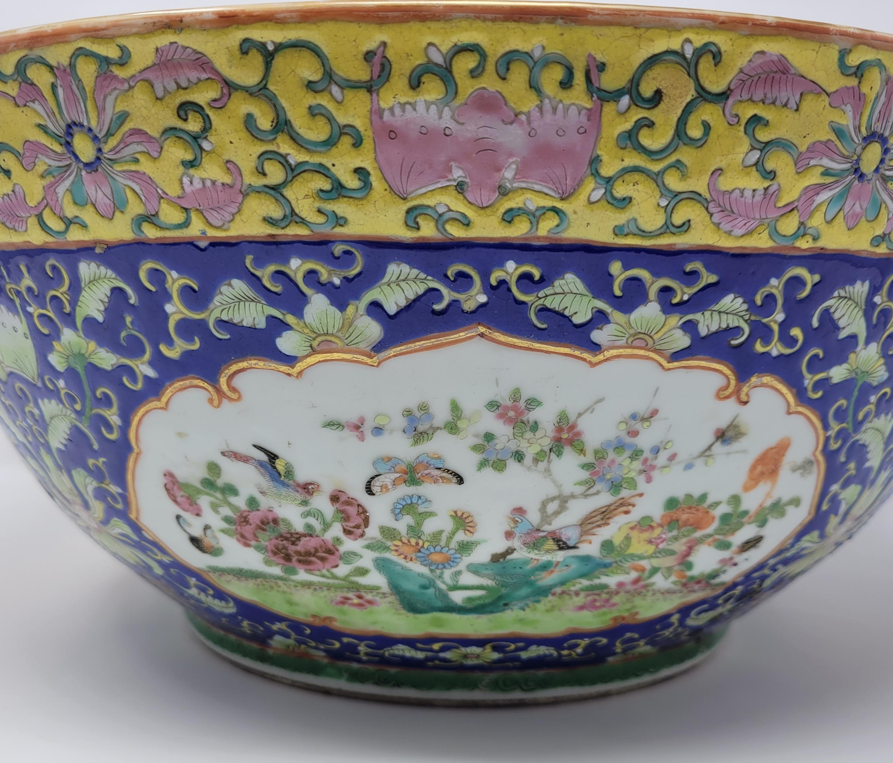 Bol en porcelaine chinoise ancienne Famille Rose du 19ème siècle en vente 1