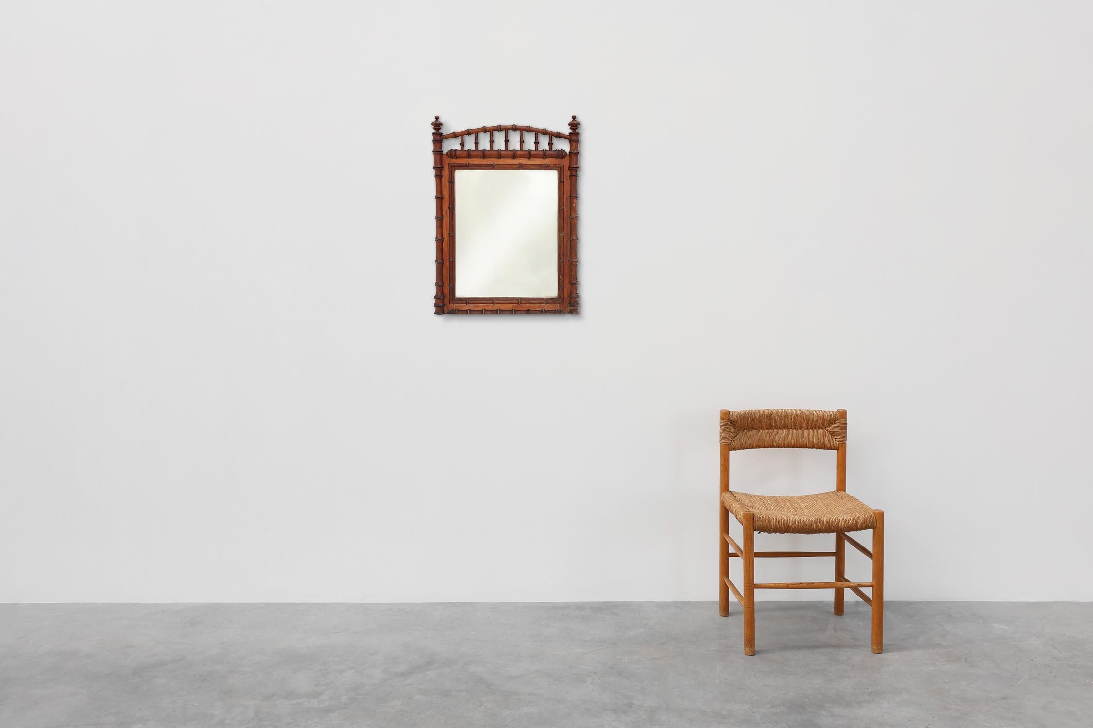 Francia / XIX secolo / Specchio / legno, specchio / Rustico / Antico / Wood Regency

Caratteristica specchiera di design in bambù tornito, con lo specchio originale rovinato dalle intemperie e lo schienale in legno massiccio. Questo specchio da