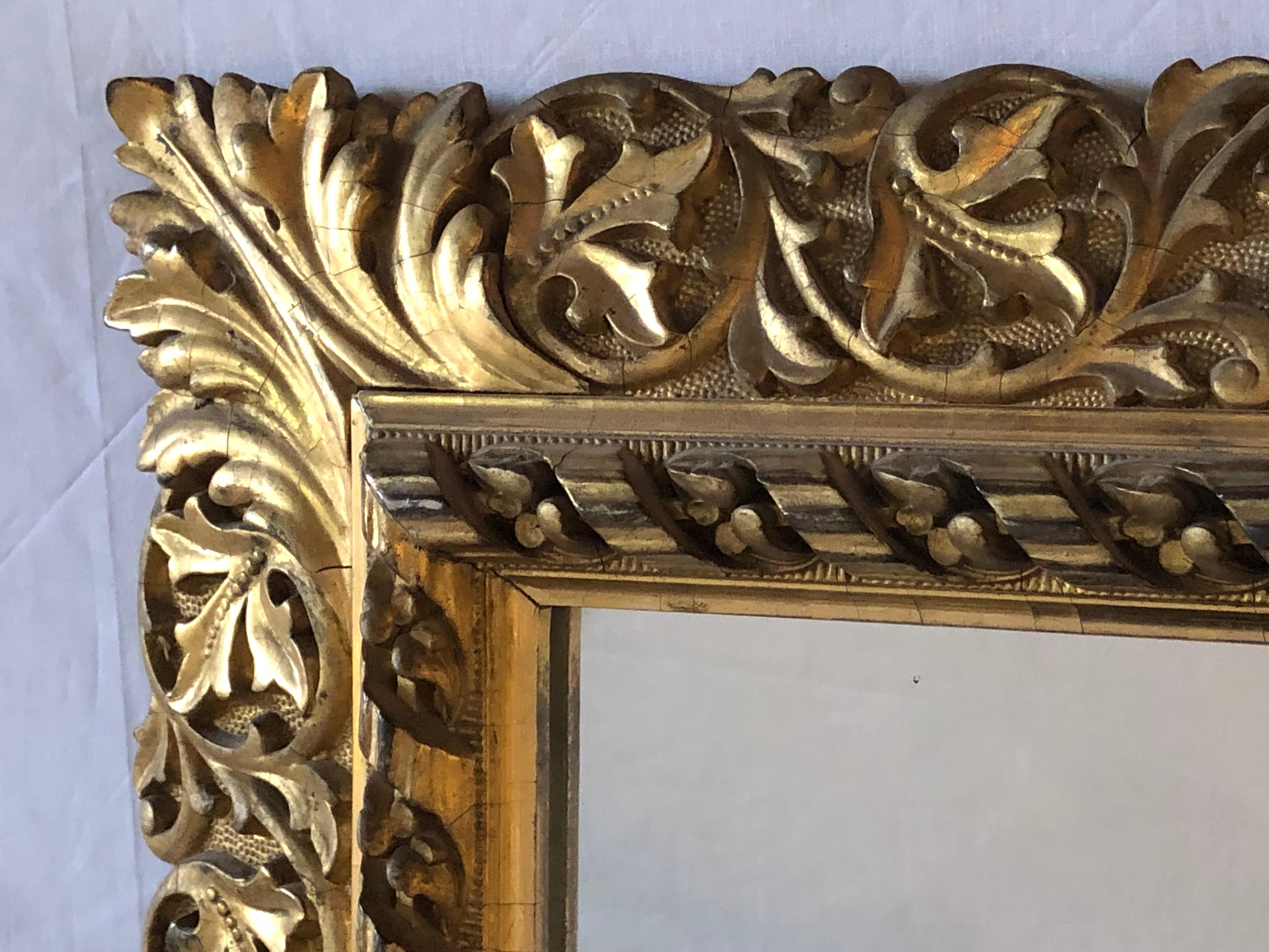 Miroir ancien du 19ème siècle en bois doré avec sculptures florales et vignes de feuilles en vente 5