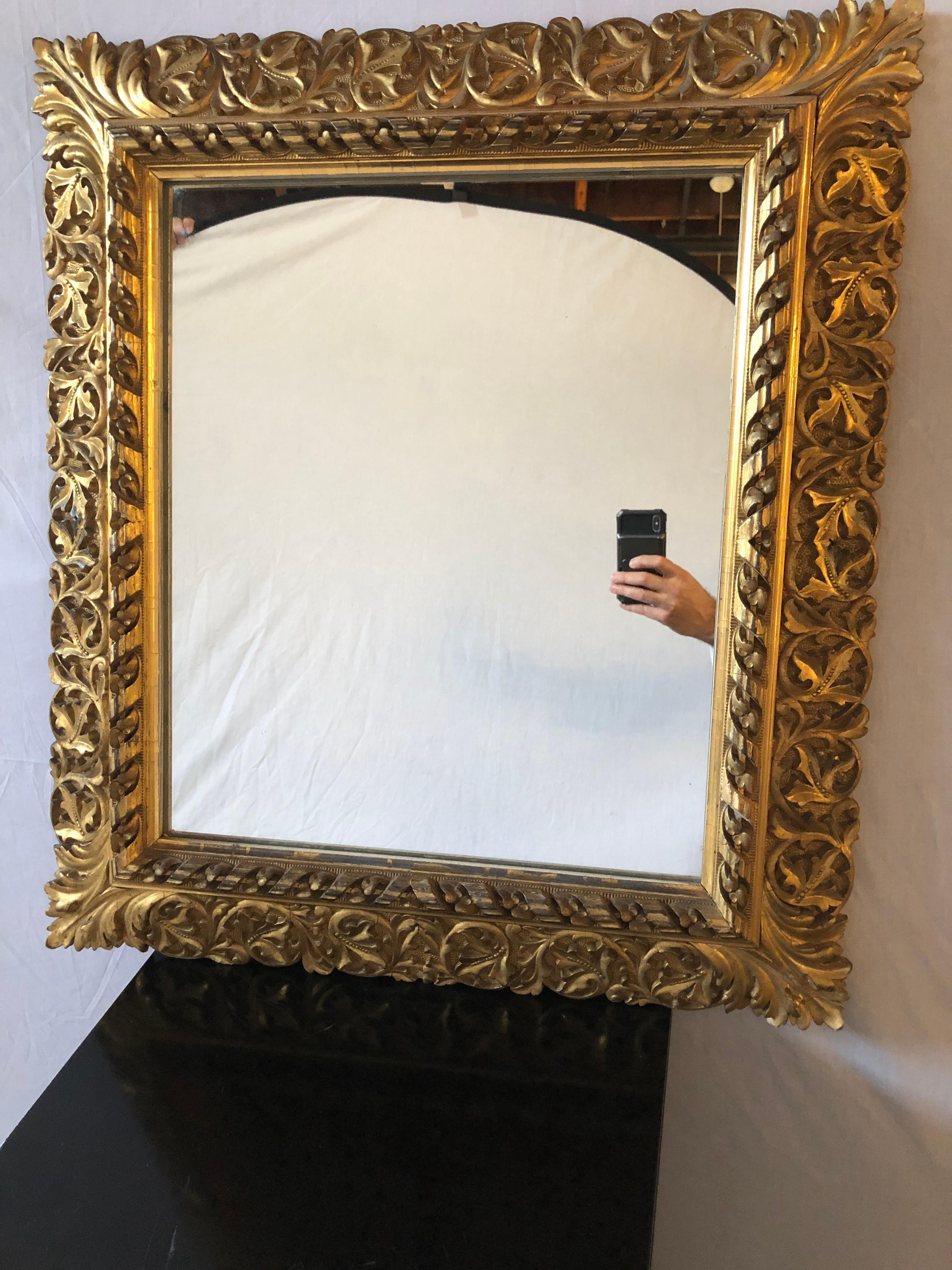 Miroir mural, console ou pilier ancien du 19ème siècle en bois doré avec des sculptures de feuilles de vigne et de fleurs. Ce miroir finement doré, de forme carrée, est tout simplement stupéfiant par sa qualité et son design.