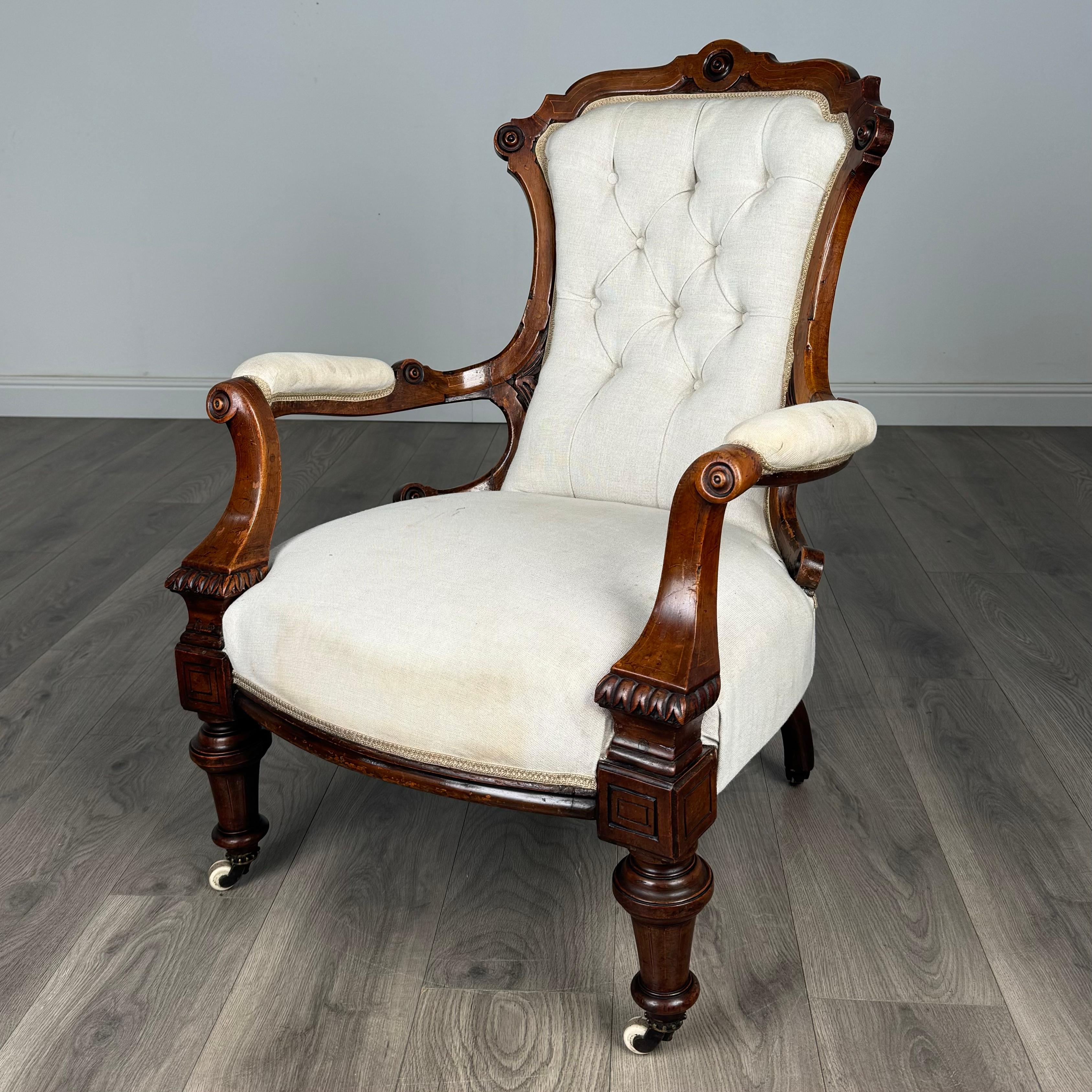 Entrez dans l'élégance raffinée du XIXe siècle avec ce fauteuil exquis en acajou, véritable chef-d'œuvre d'artisanat et de sophistication. Fabriqué vers 1870, ce fauteuil incarne la beauté intemporelle et le luxe associés à l'ère victorienne.
La