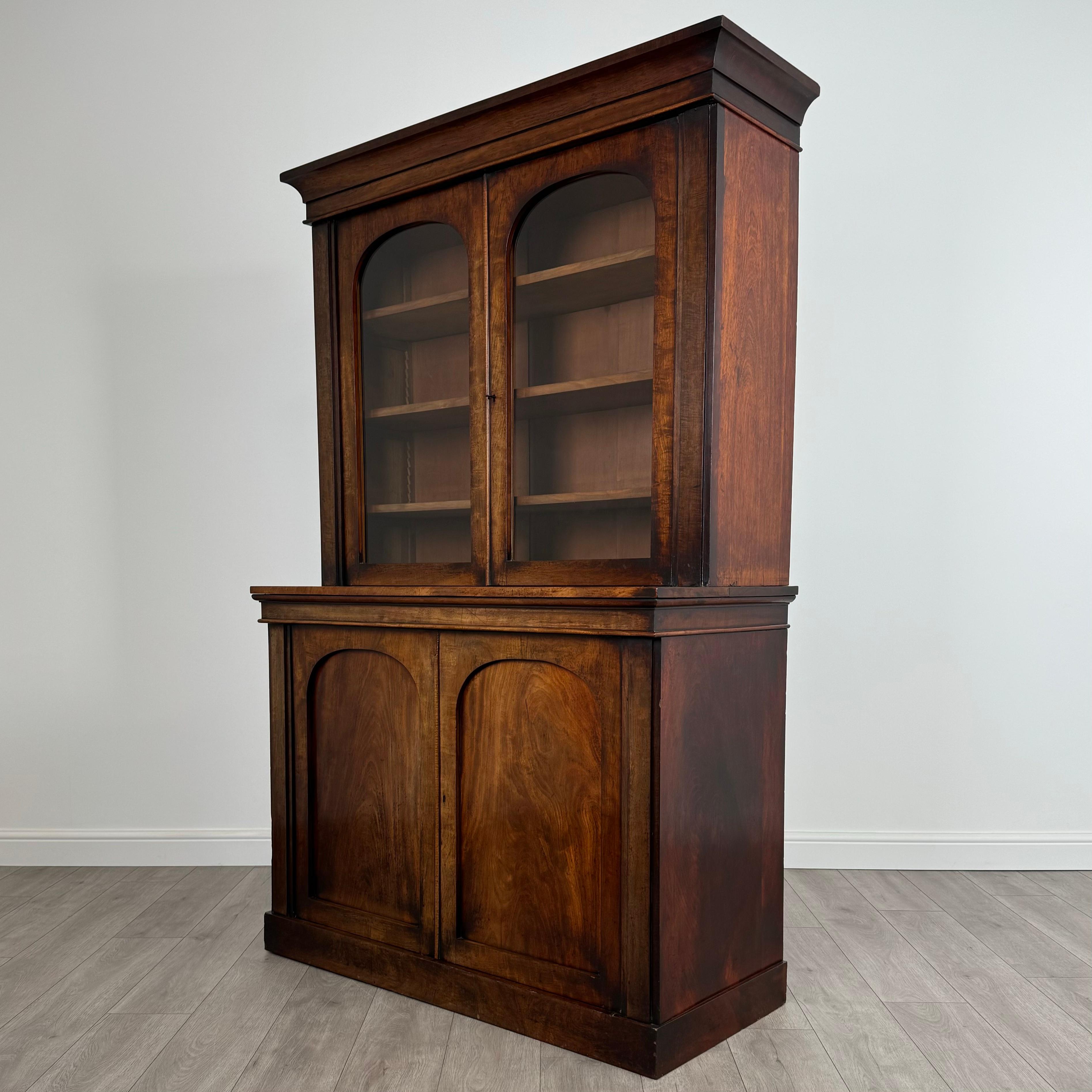 XIXe siècle Bibliothèque ancienne du 19ème siècle de qualité supérieure en acajou (REF AF-3664) en vente