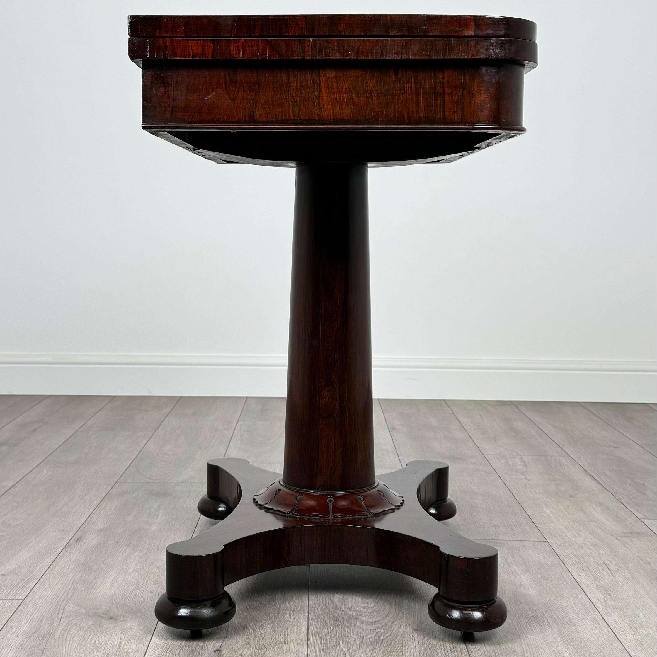 Table à cartes ancienne du 19ème siècle en bois de rose (REF AF-3648) en vente 2