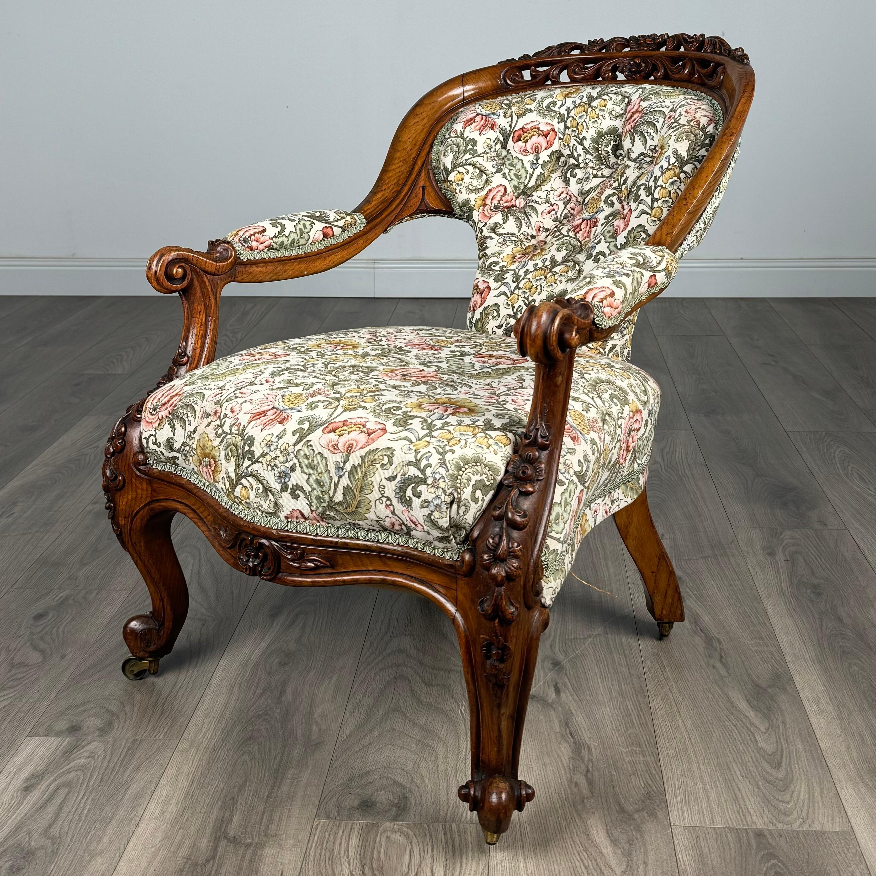 Immergiti nella raffinata bellezza del XIX secolo con questa squisita poltrona in quercia dorata, una vera e propria testimonianza dell'eleganza e della maestria dell'epoca. Realizzata nel 1860, questa poltrona emana un fascino e una raffinatezza