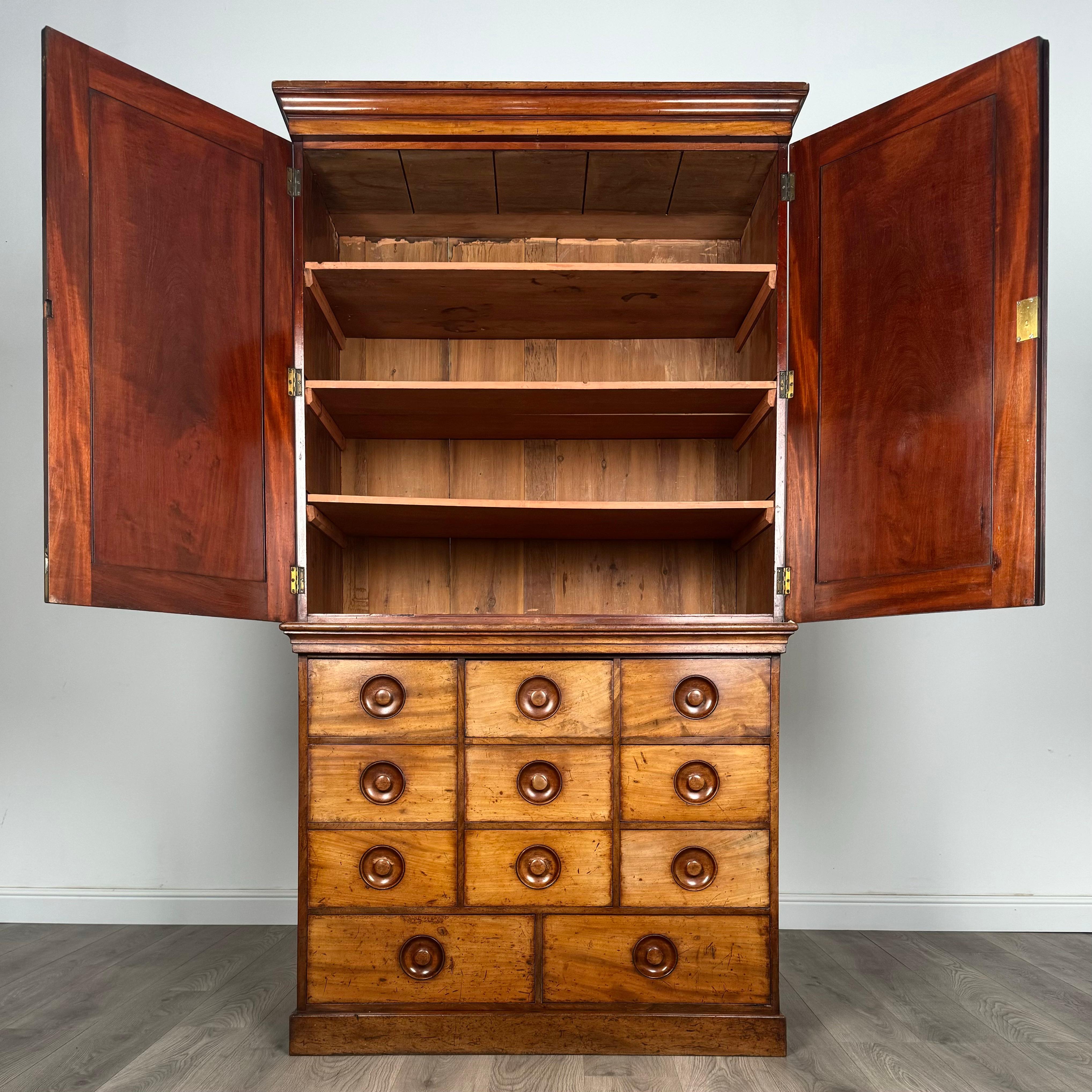 Britannico Antica credenza di qualità del XIX secolo in mogano ( REF AFS 3379 ) in vendita
