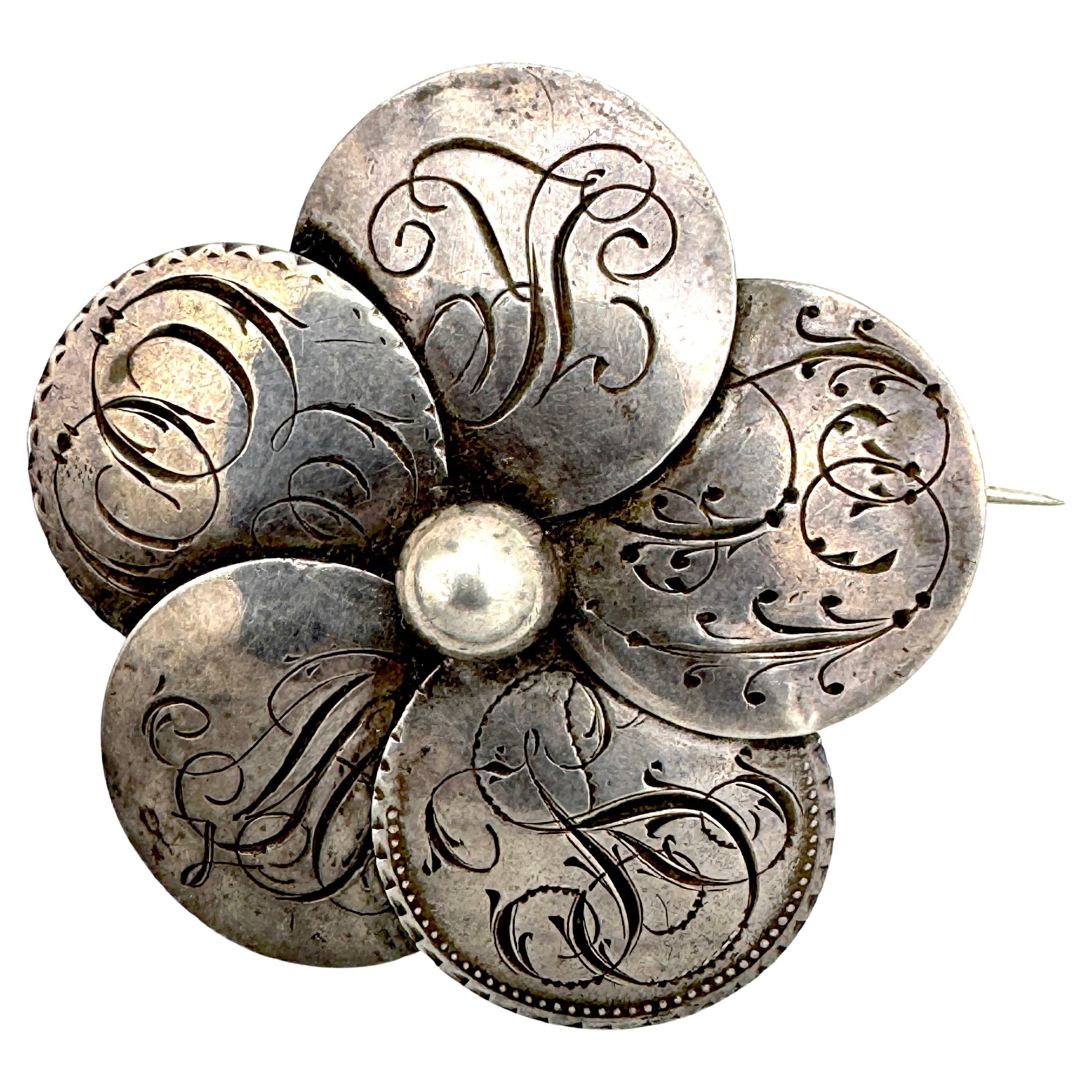 Broche Sentimentale florale ancienne du début du 19e siècle gravée sur les initiales en argent