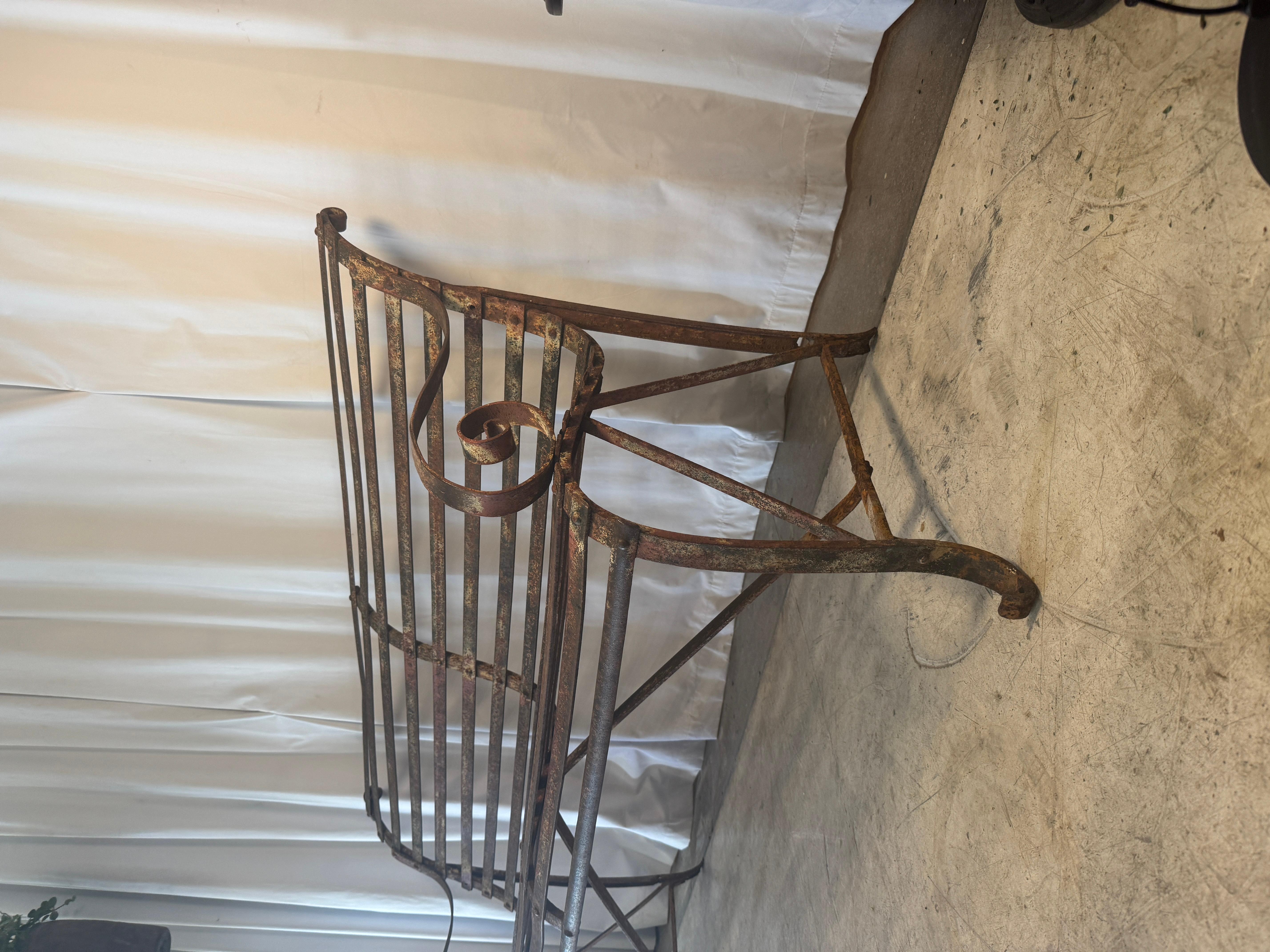 Rustique Ancien banc de jardin en fer forgé à courroie du 19ème siècle avec patine vieillie en vente