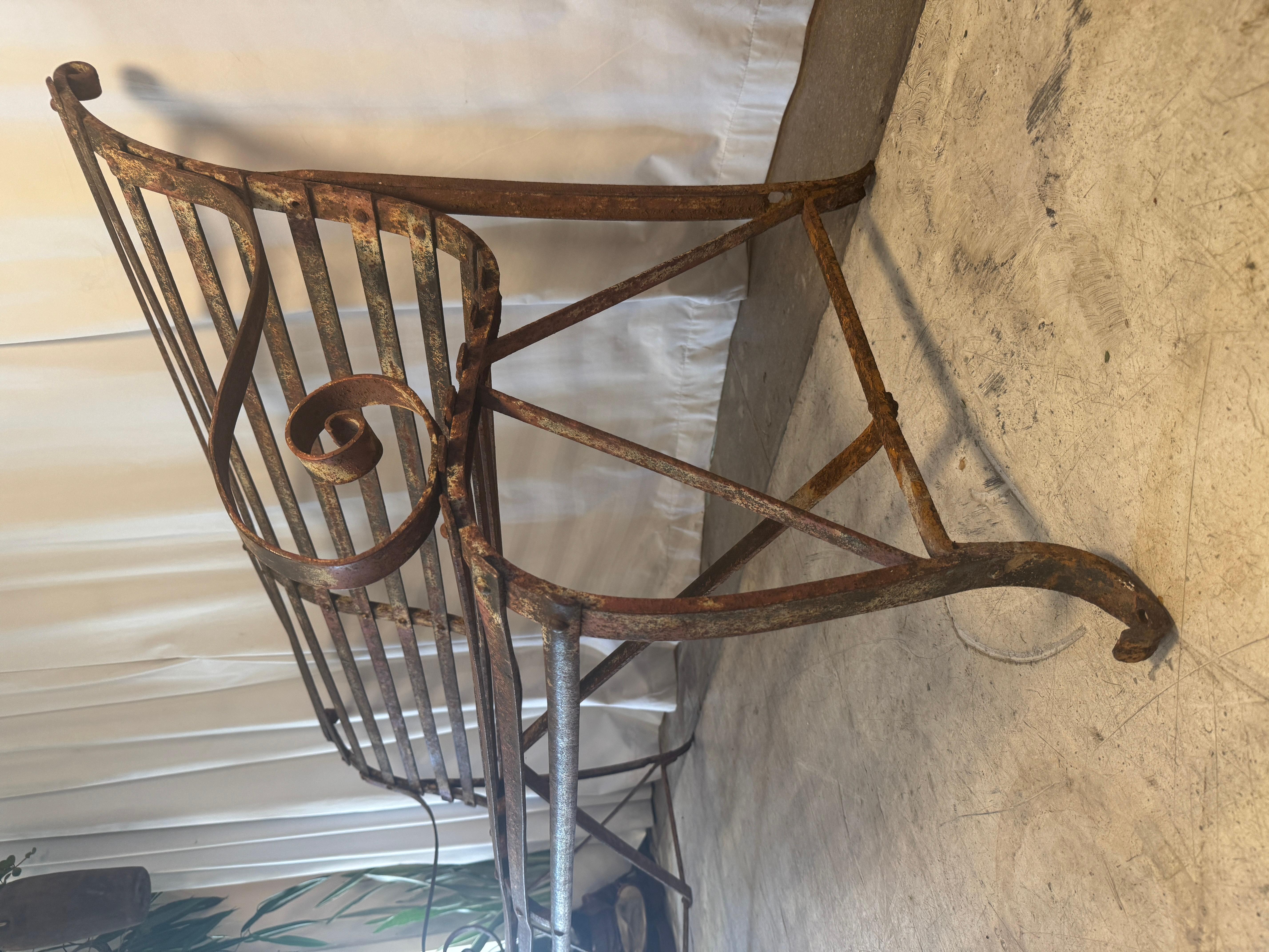 Inconnu Ancien banc de jardin en fer forgé à courroie du 19ème siècle avec patine vieillie en vente