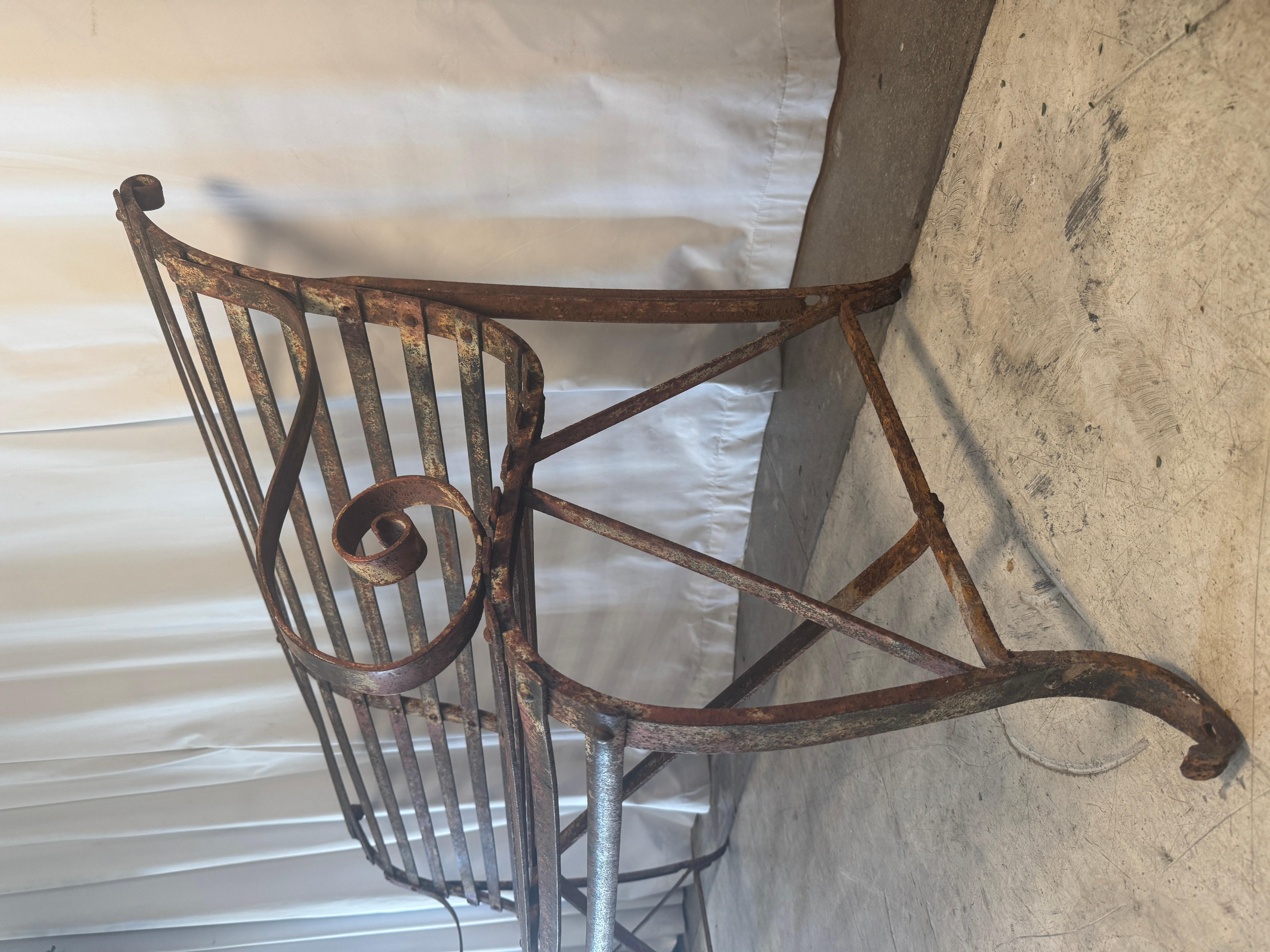 Forgé Ancien banc de jardin en fer forgé à courroie du 19ème siècle avec patine vieillie en vente