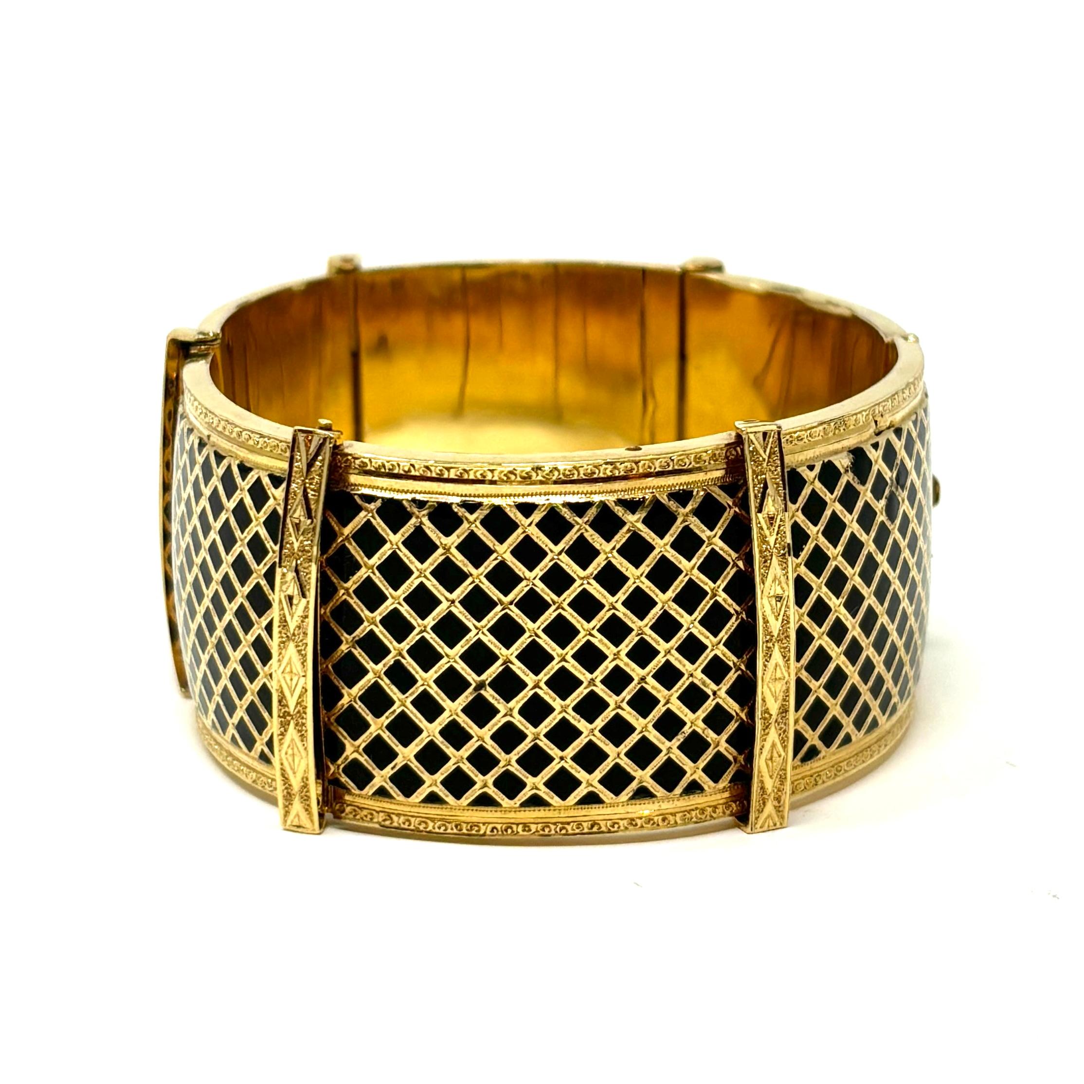 Un large bracelet en émail français avec un motif de hachures audacieuses gravé dans l'émail noir et un motif de diamants sur les séparateurs. Fabriqué de manière experte dans la France du XIXe siècle, ce bracelet bouge avec la personne qui le