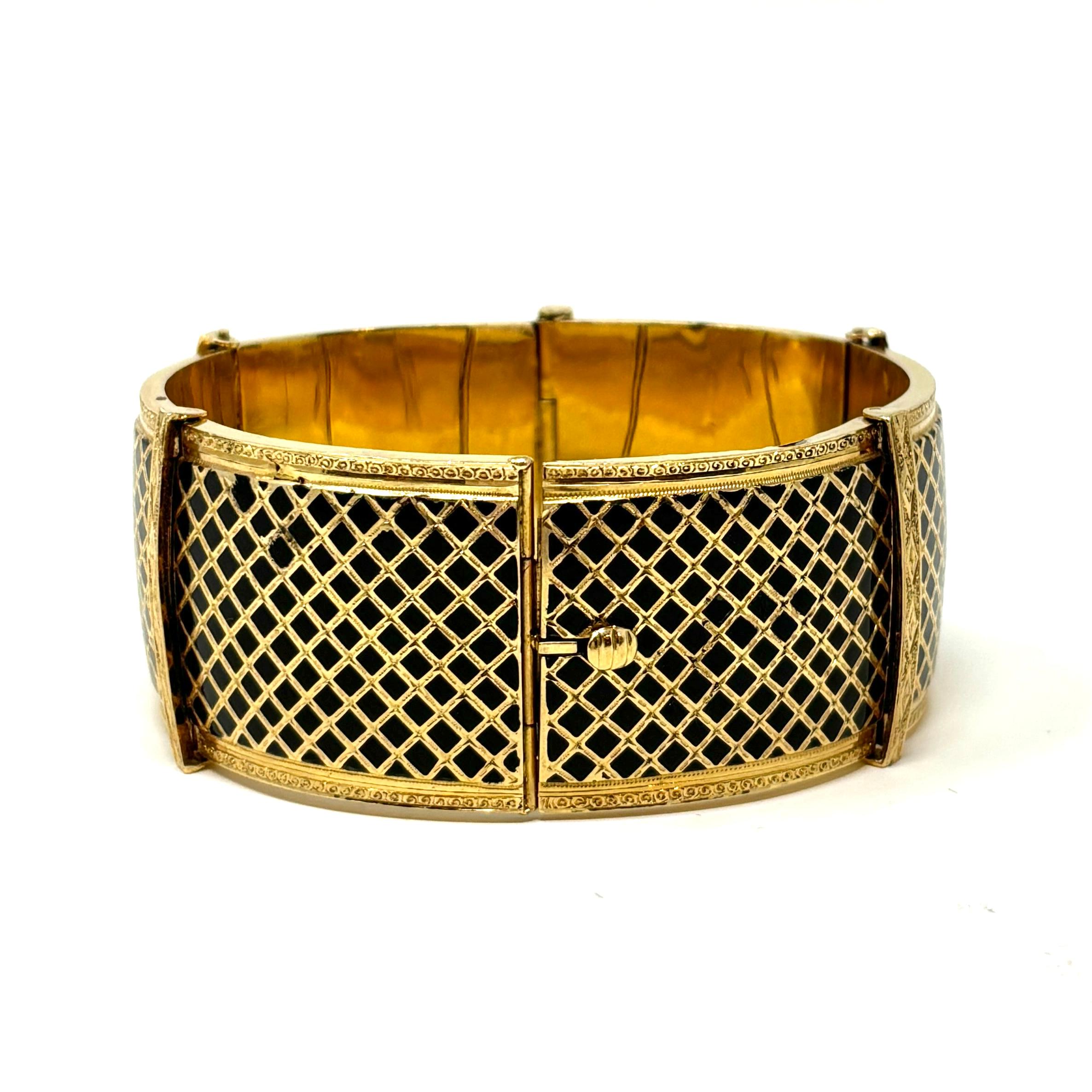 Bracelet français ancien du 19ème siècle en or 18 carats et émail Bon état - En vente à New Orleans, LA