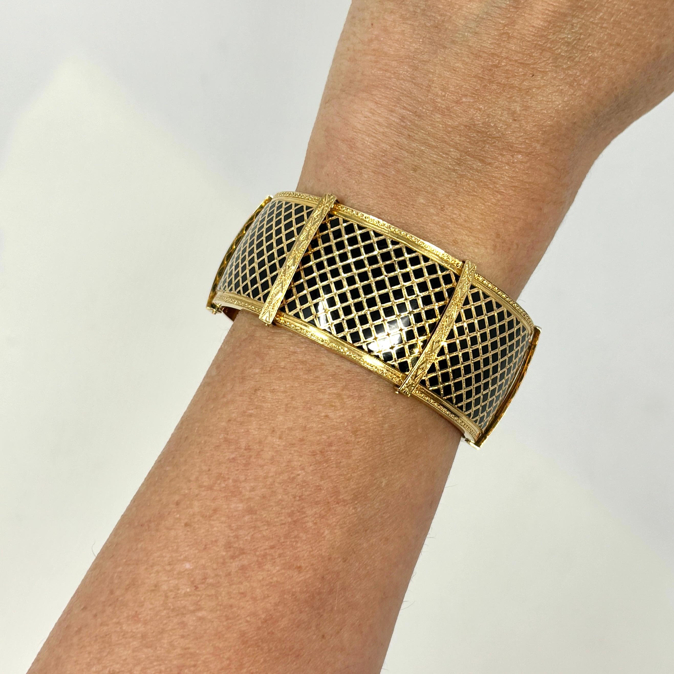 Bracelet français ancien du 19ème siècle en or 18 carats et émail en vente 4