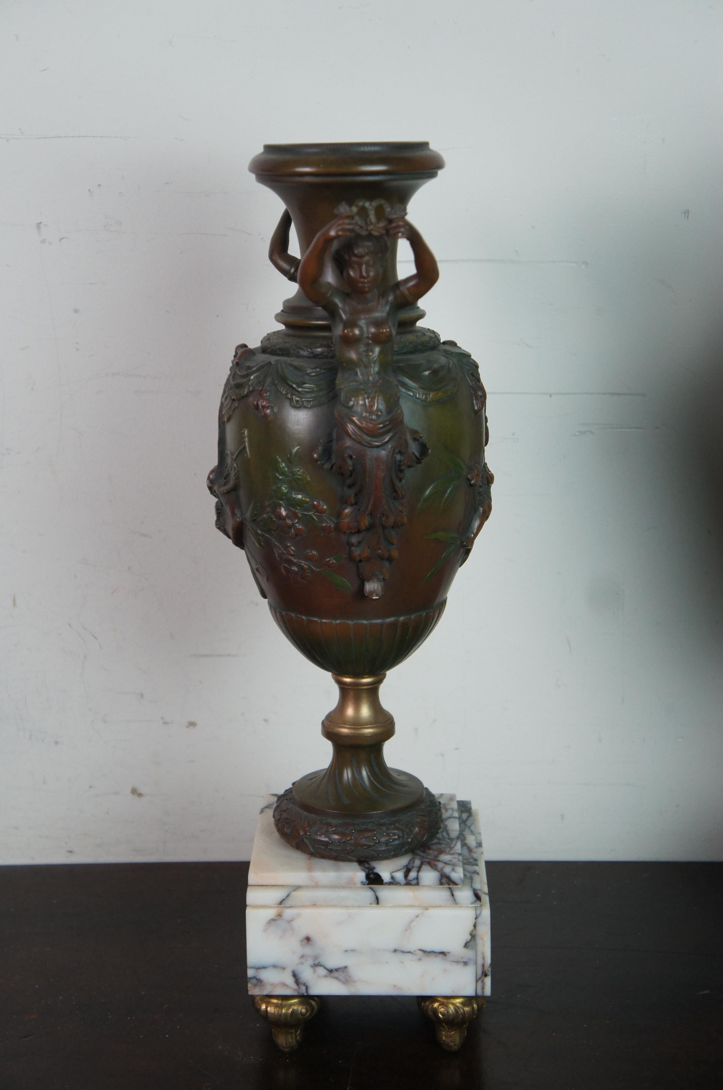 Antike französische AD Mougin-Kaminuhr und Urnen aus vergoldeter Bronze, 19. Jahrhundert im Zustand „Gut“ im Angebot in Dayton, OH