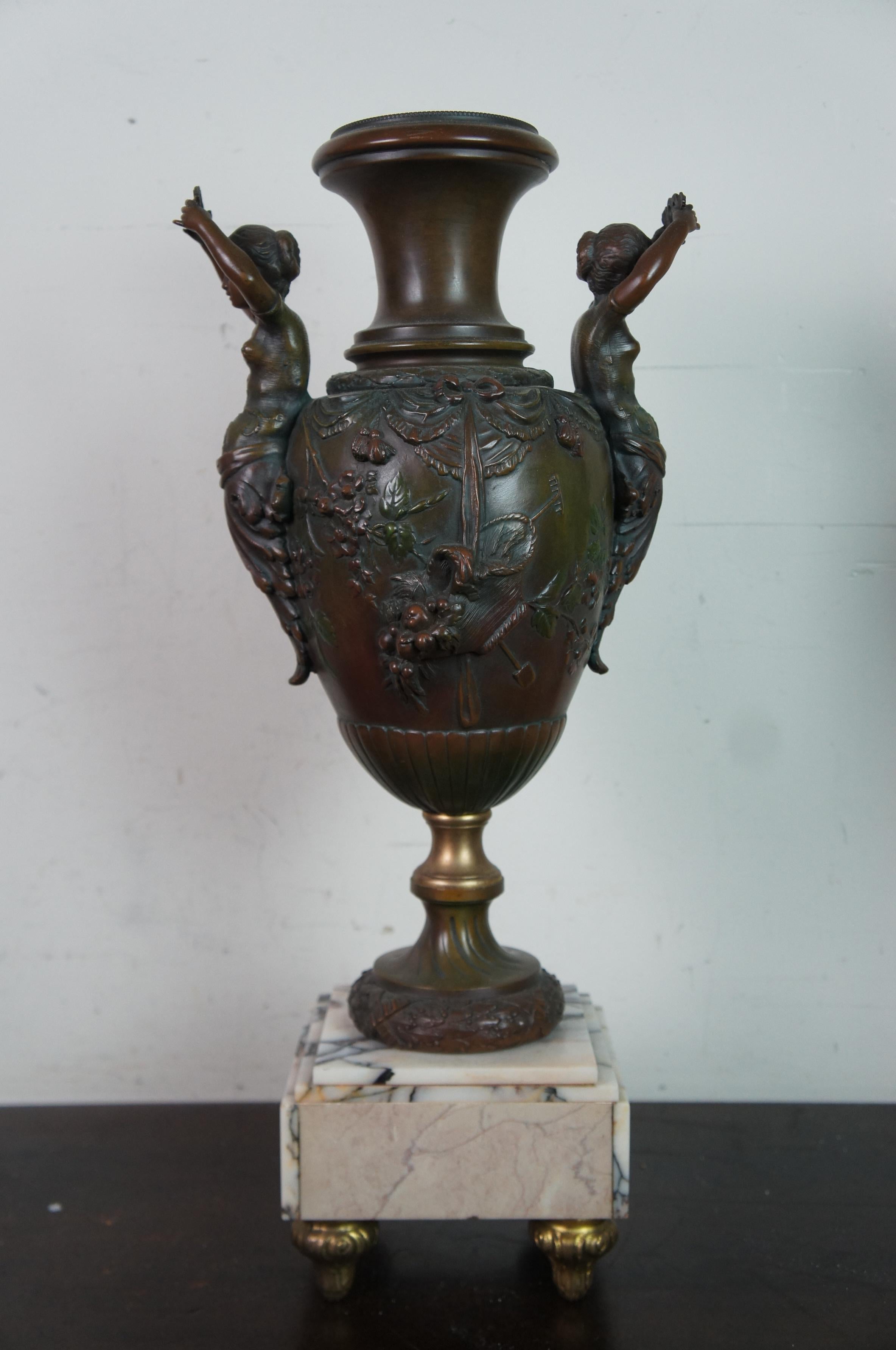 Antique 19th Century French AD Mougin Gilt Bronze Mantel Garniture Clock & Urns en venta 1