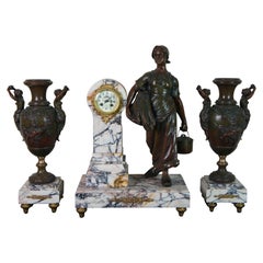 Horloge et urnes de cheminée française ancienne du 19ème siècle en bronze doré Mougin