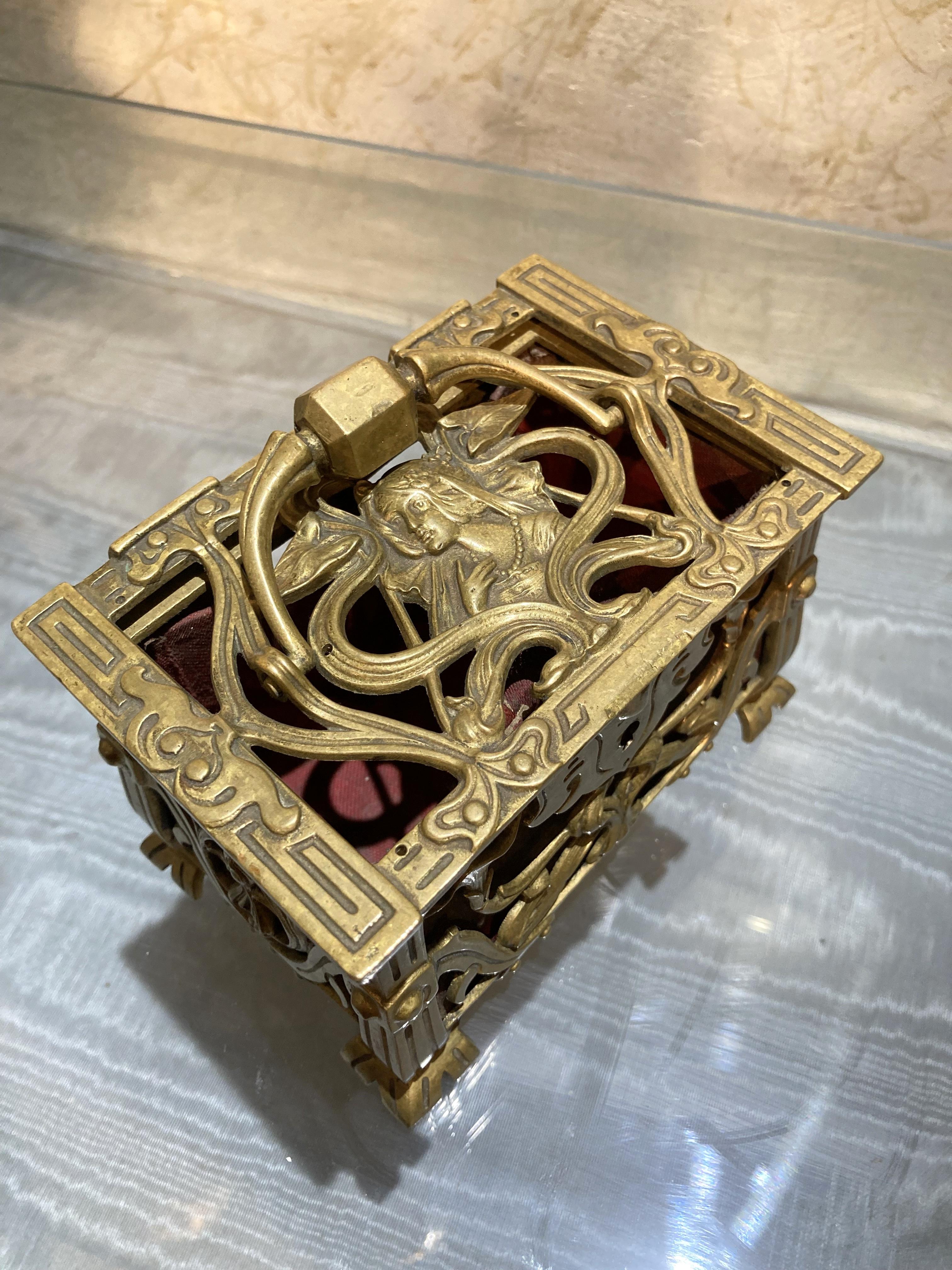 Antique 19th Century French Art Nouveau Pierced Gilt Bronze Jewelry Box For Sale 7
