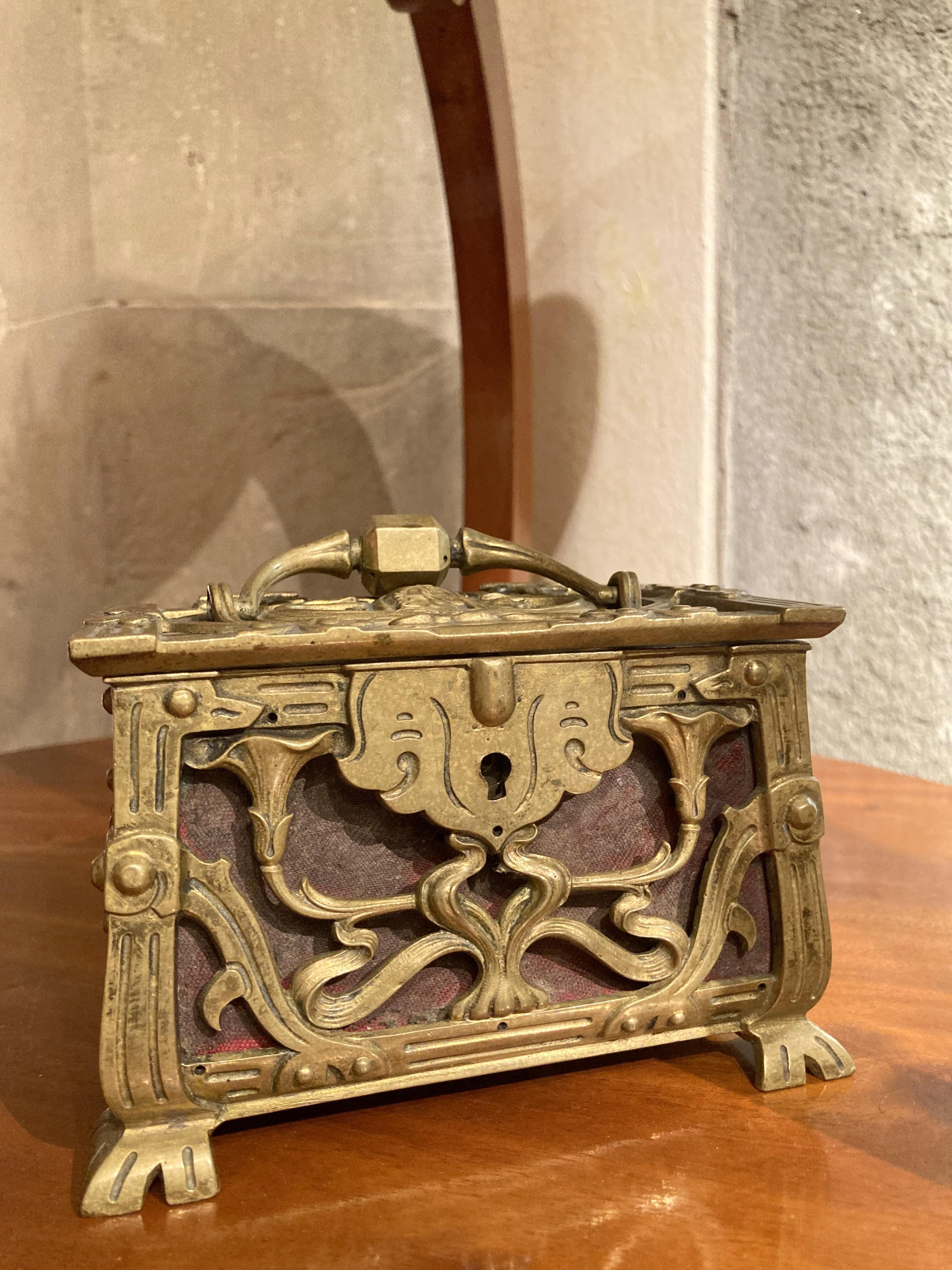 Antike 19. Jahrhundert Französisch Jugendstil durchbohrt vergoldeter Bronze-Schmuck-Box im Angebot 7