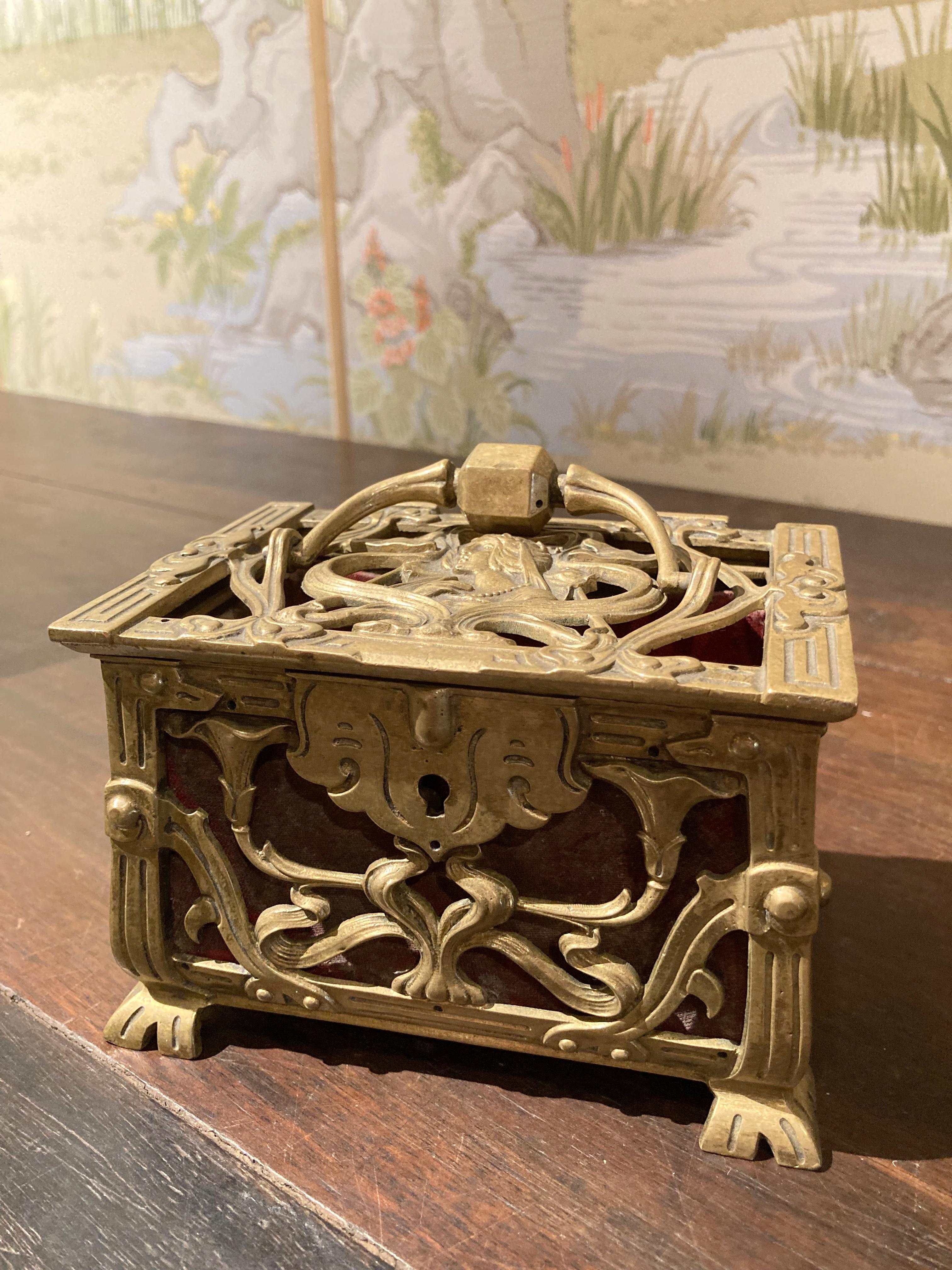 Boîte à bijoux Art nouveau du 19ème siècle en bronze doré percé en vente 6