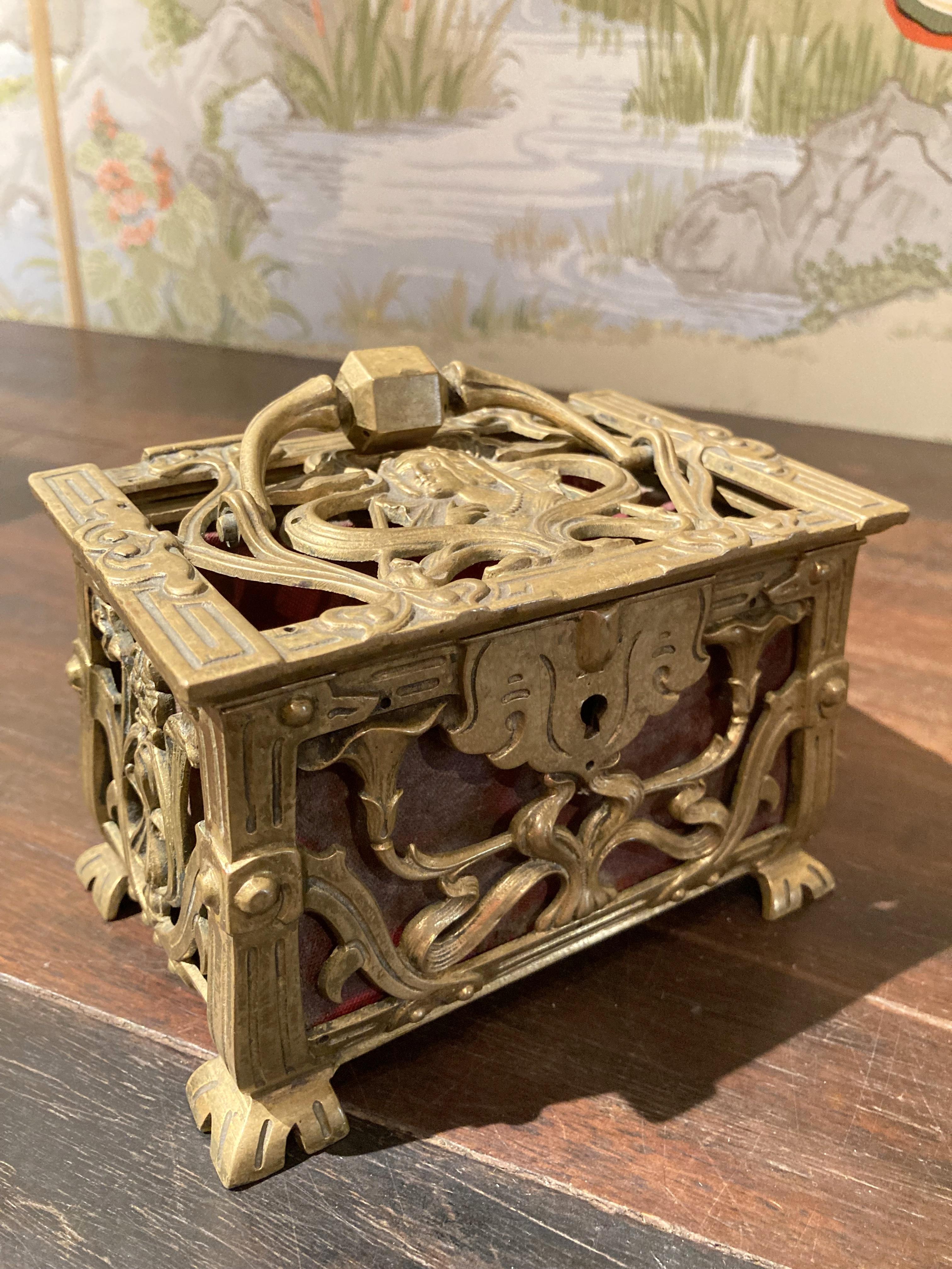 Boîte à bijoux Art nouveau du 19ème siècle en bronze doré percé en vente 7
