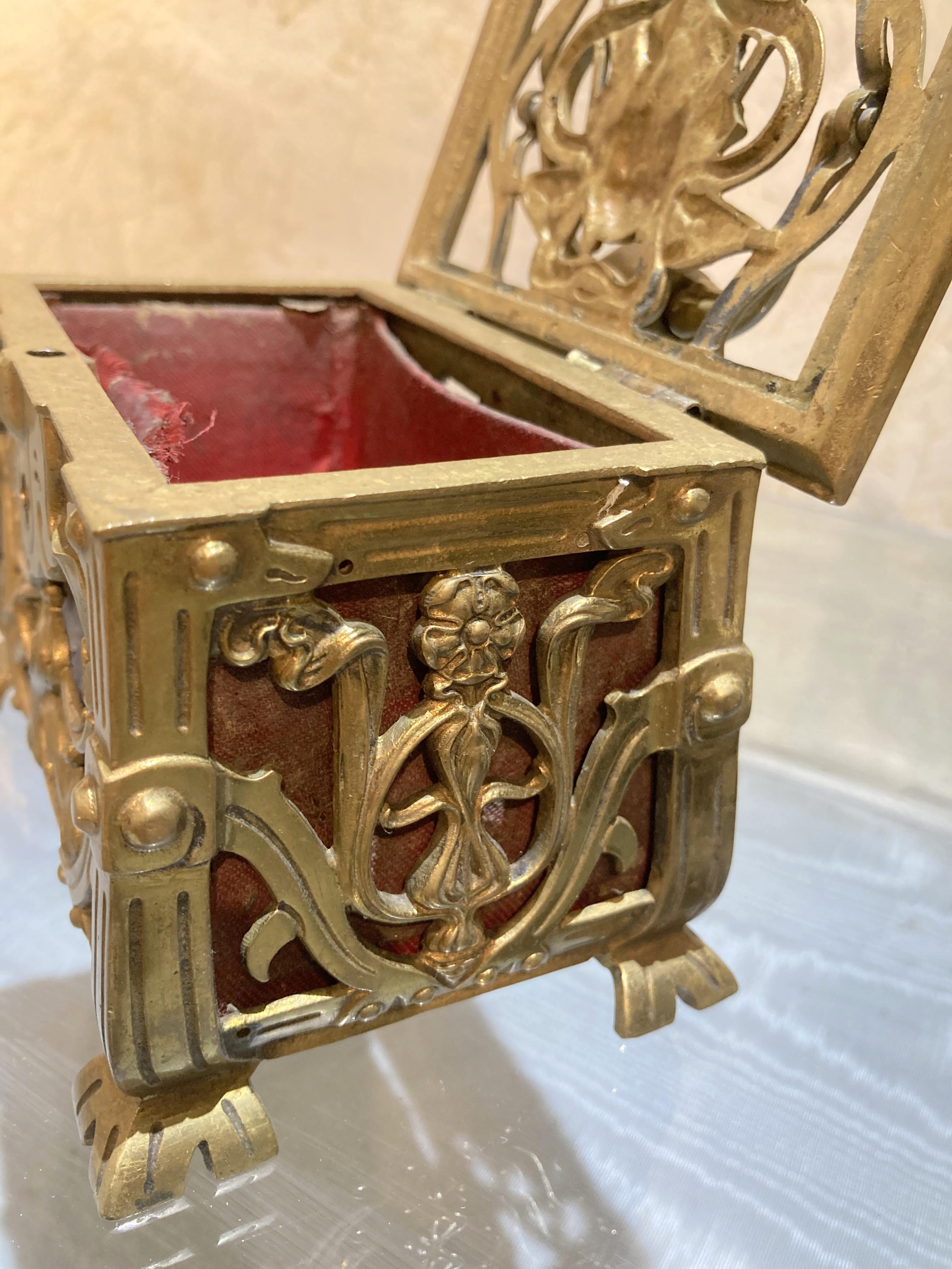 Antique 19th Century French Art Nouveau Pierced Gilt Bronze Jewelry Box For Sale 2