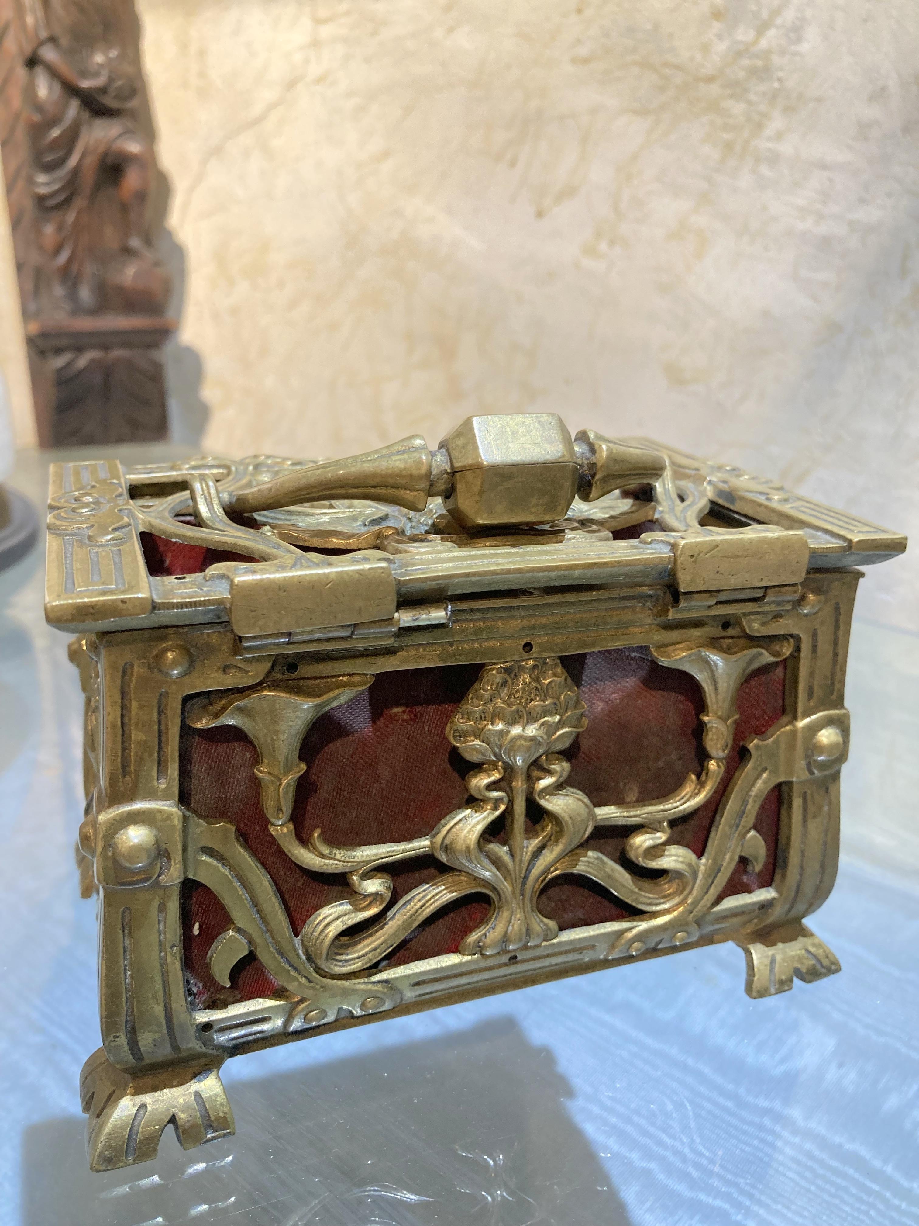 Antique 19th Century French Art Nouveau Pierced Gilt Bronze Jewelry Box For Sale 4