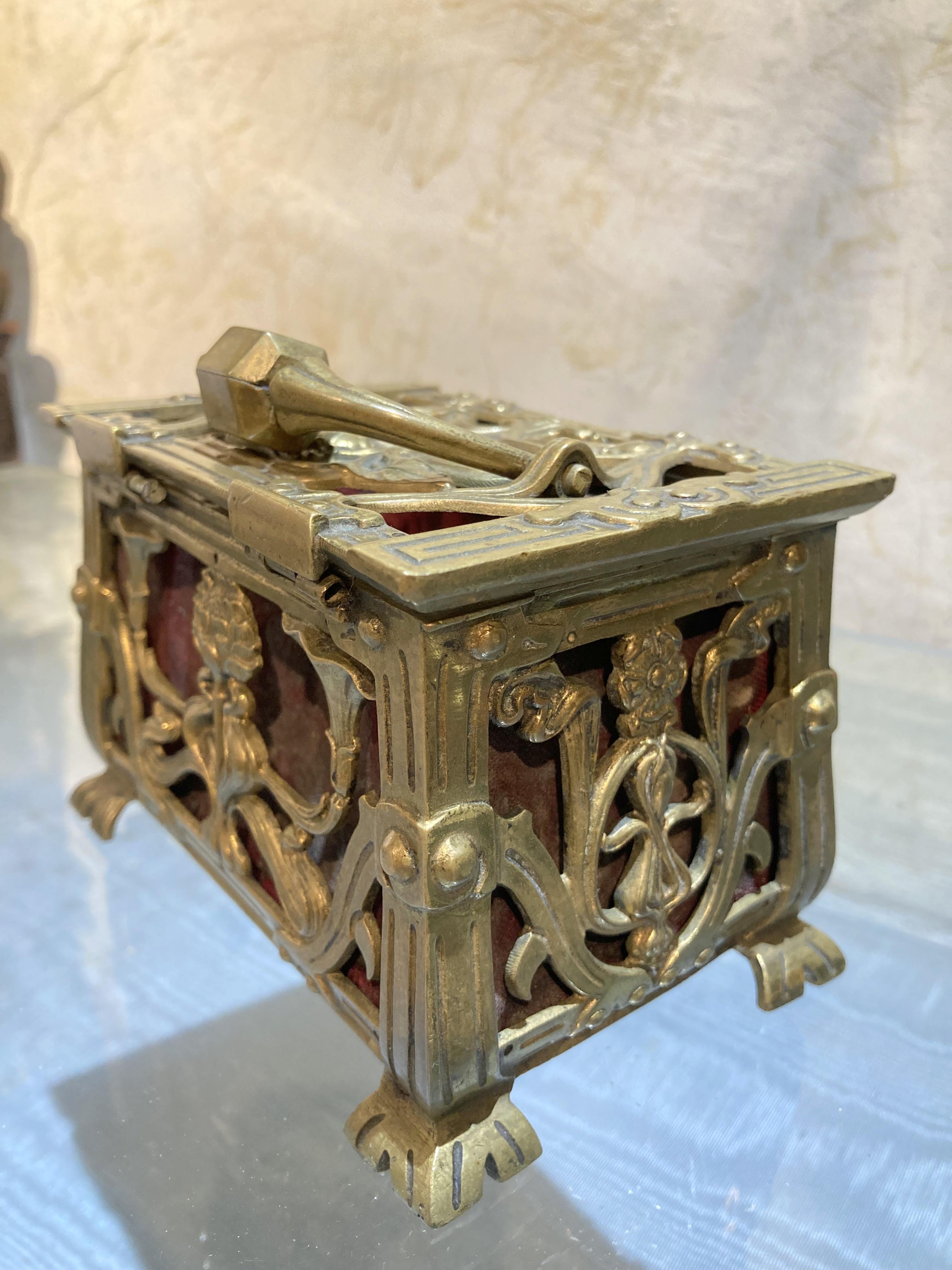 Antike 19. Jahrhundert Französisch Jugendstil durchbohrt vergoldeter Bronze-Schmuck-Box im Angebot 3