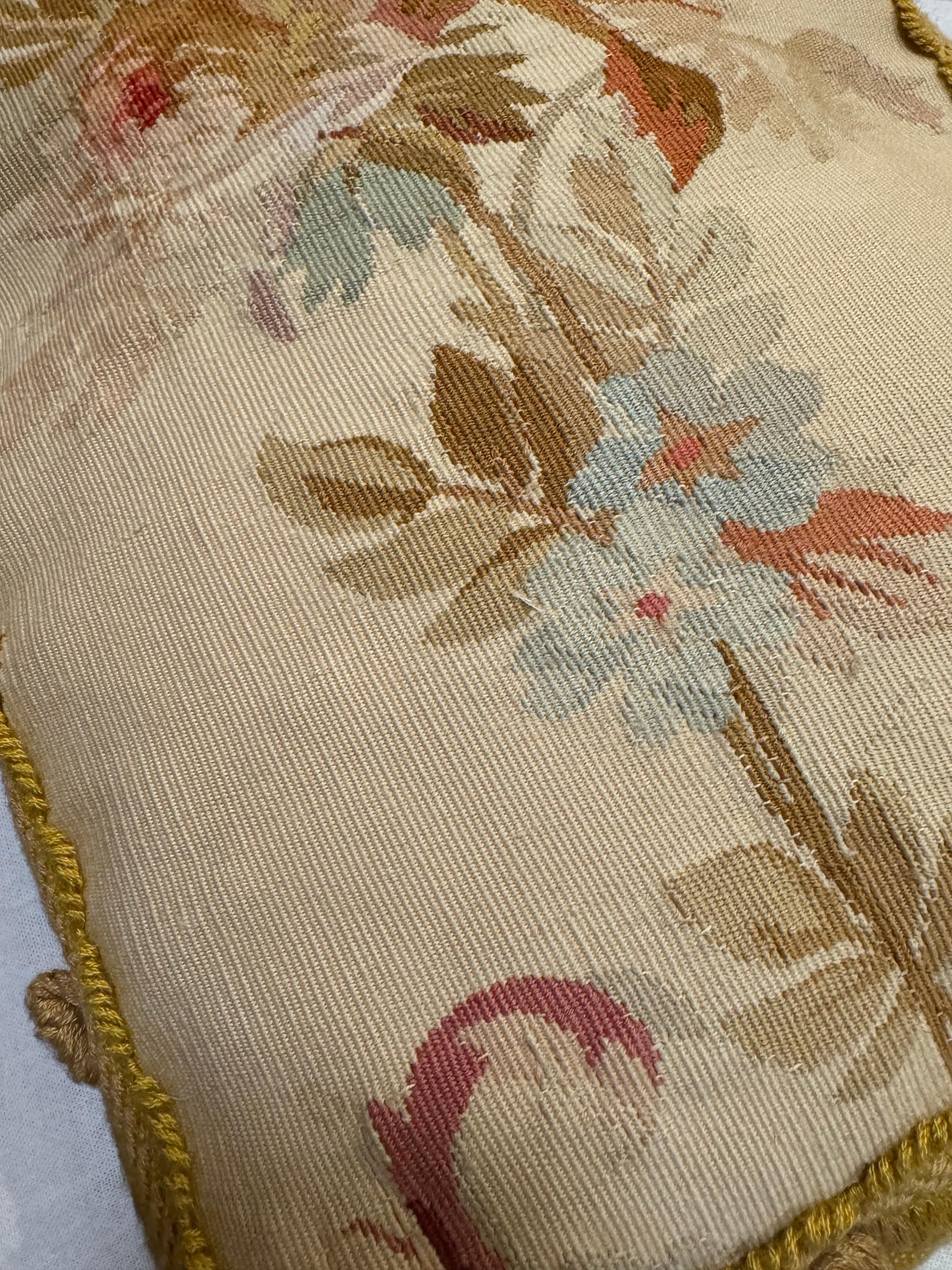 Precioso cojín de tapiz de Aubusson francés del siglo XIX con flores y reverso de terciopelo. Mide 15 x 12 pulgadas.

Excelente estado.

Envío gratuito


 