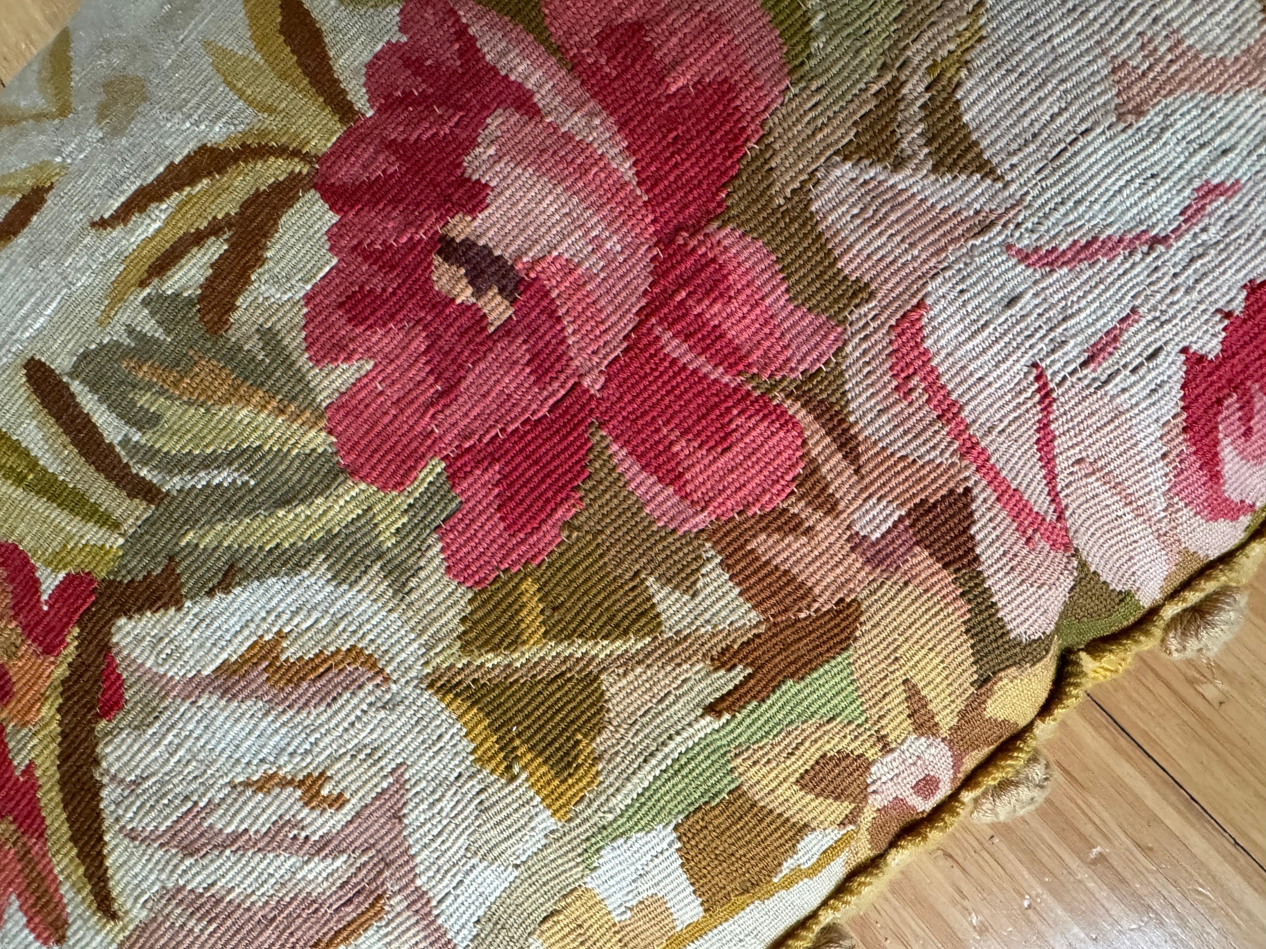 Néerlandais Coussin lombaire français ancien du 19ème siècle avec tapisserie florale d'Aubusson en vente