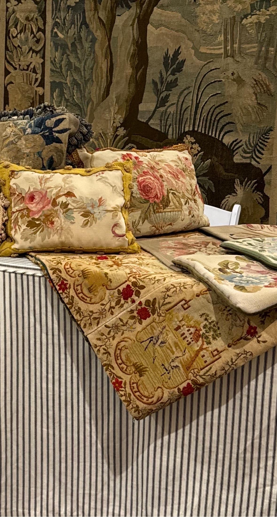 Antique 19th Century French Aubusson Floral Tapestry Lumbar Pillow Holandés en venta