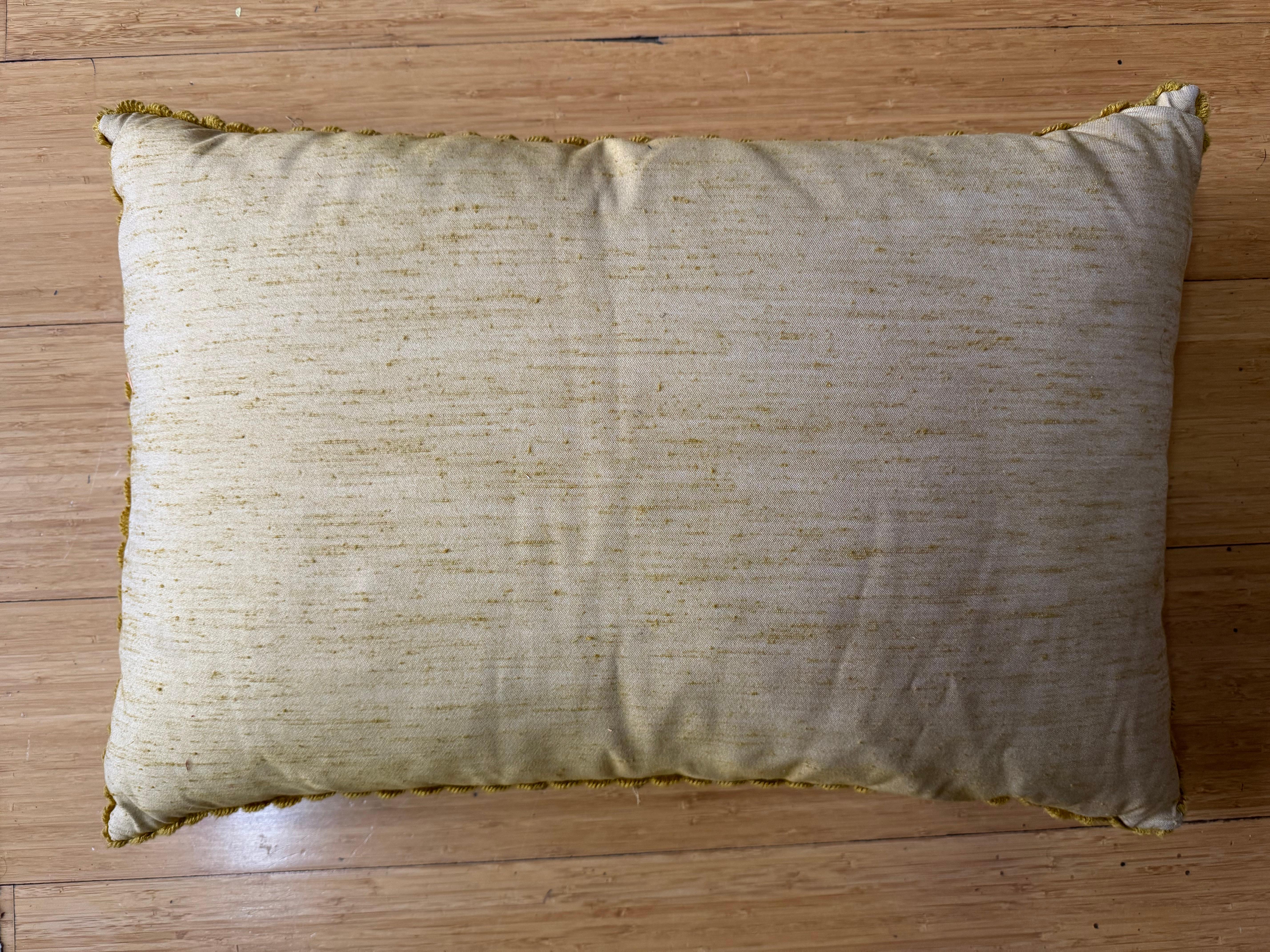 Tissé à la main Coussin lombaire français ancien du 19ème siècle avec tapisserie florale d'Aubusson en vente