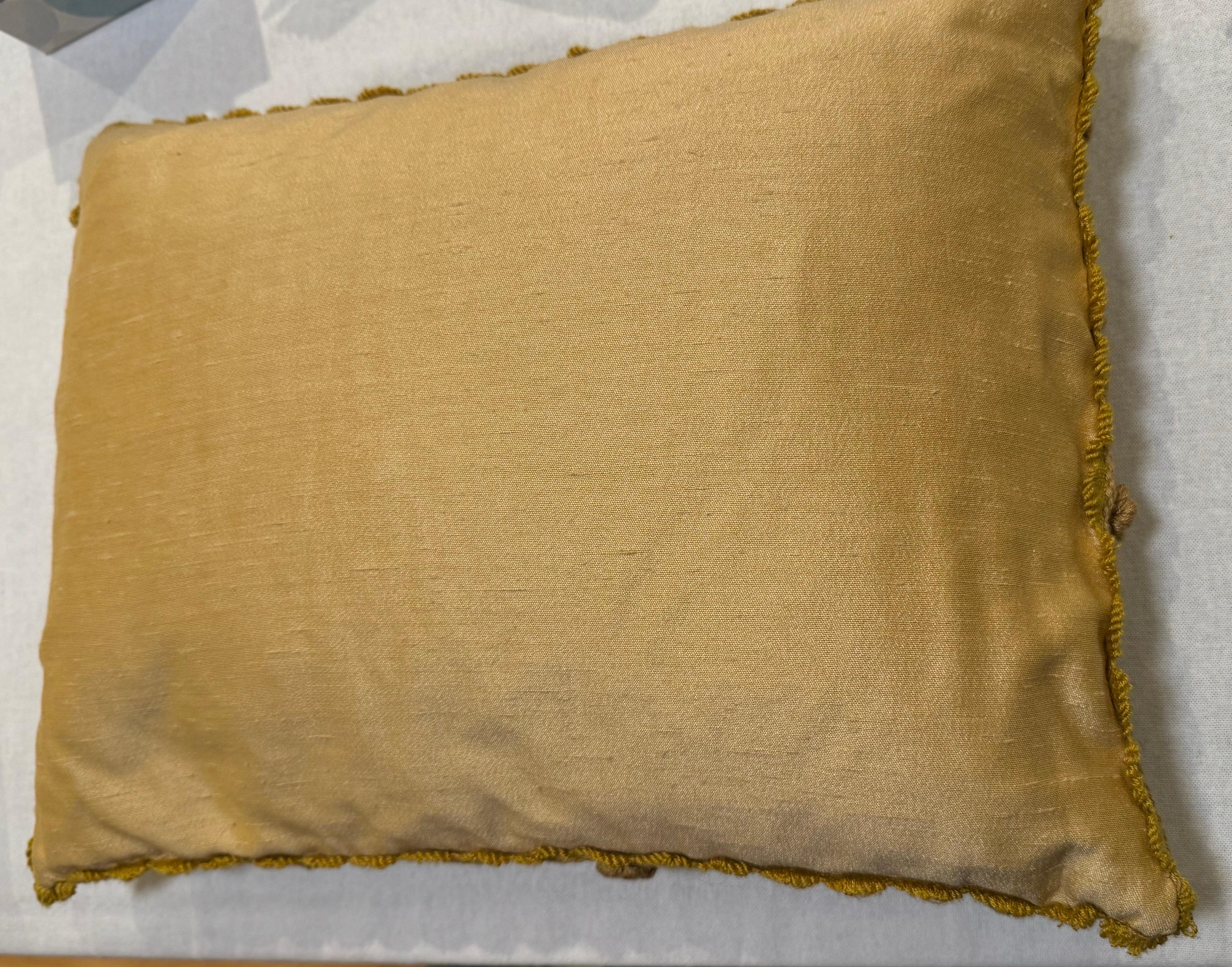 Antique 19th Century French Aubusson Floral Tapestry Lumbar Pillow Tejido a mano en venta