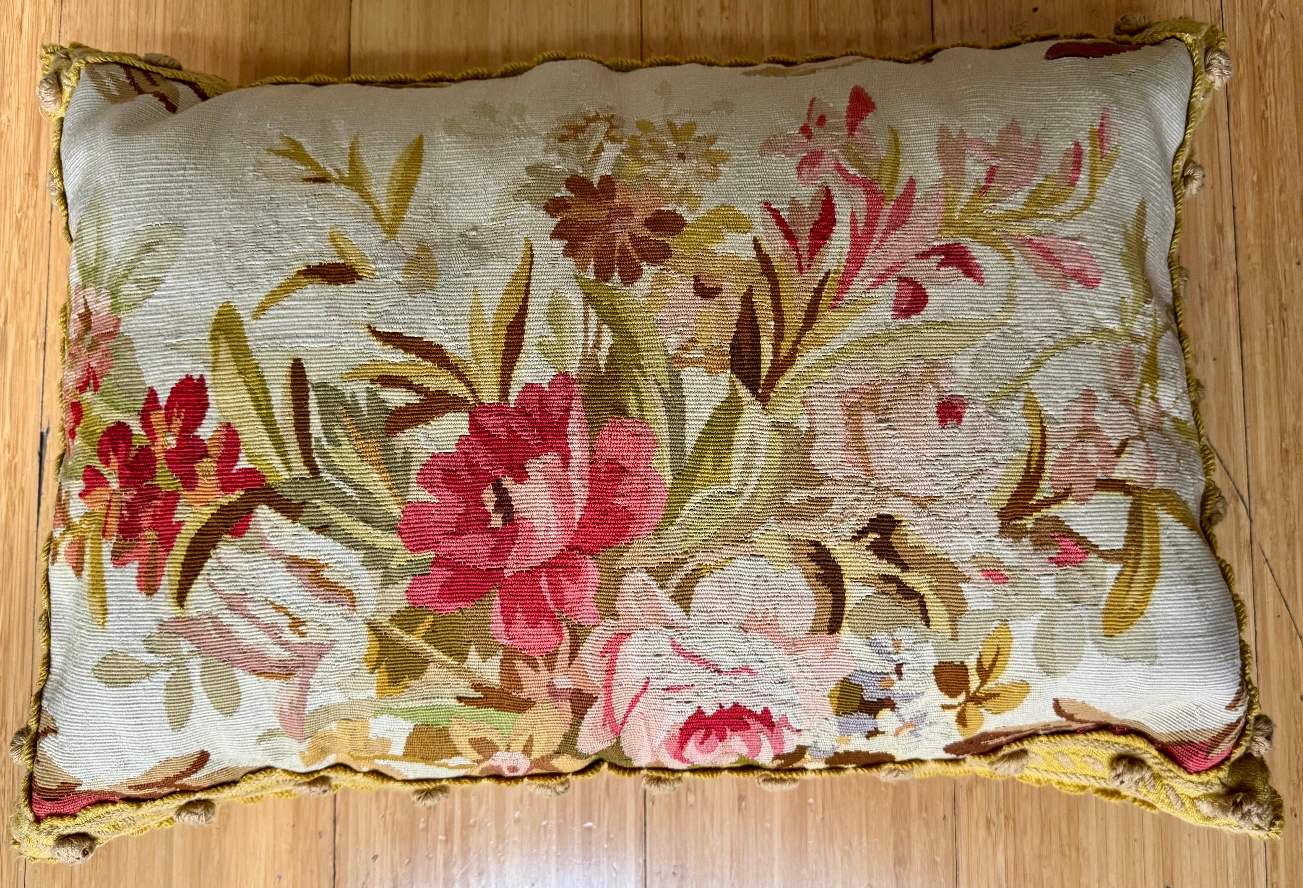 Coussin lombaire français ancien du 19ème siècle avec tapisserie florale d'Aubusson Bon état - En vente à New York, NY