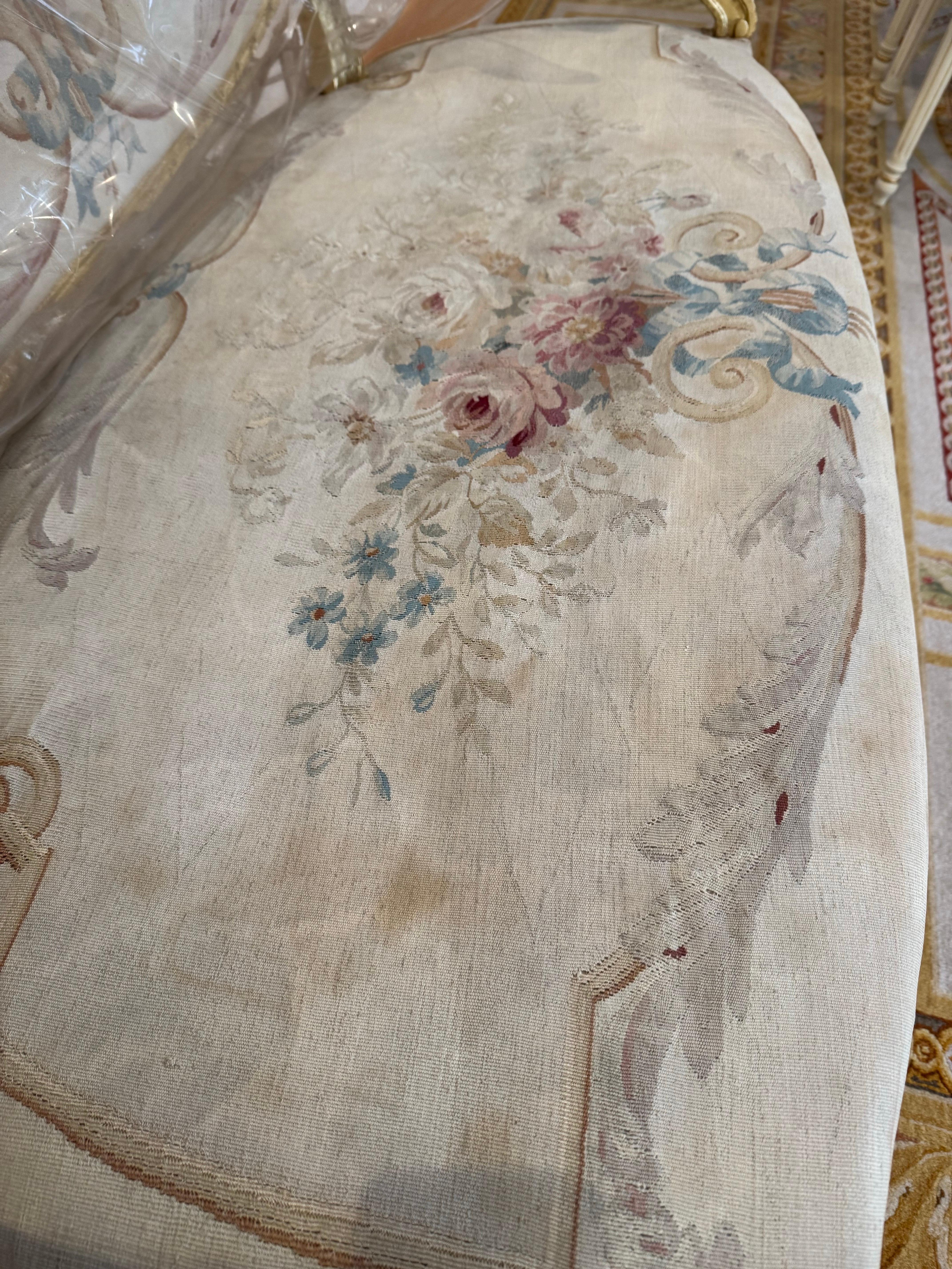 Antique 19th Century Französisch Aubusson Wandteppich Rococo vergoldet Sofa Loveseat (19. Jahrhundert) im Angebot