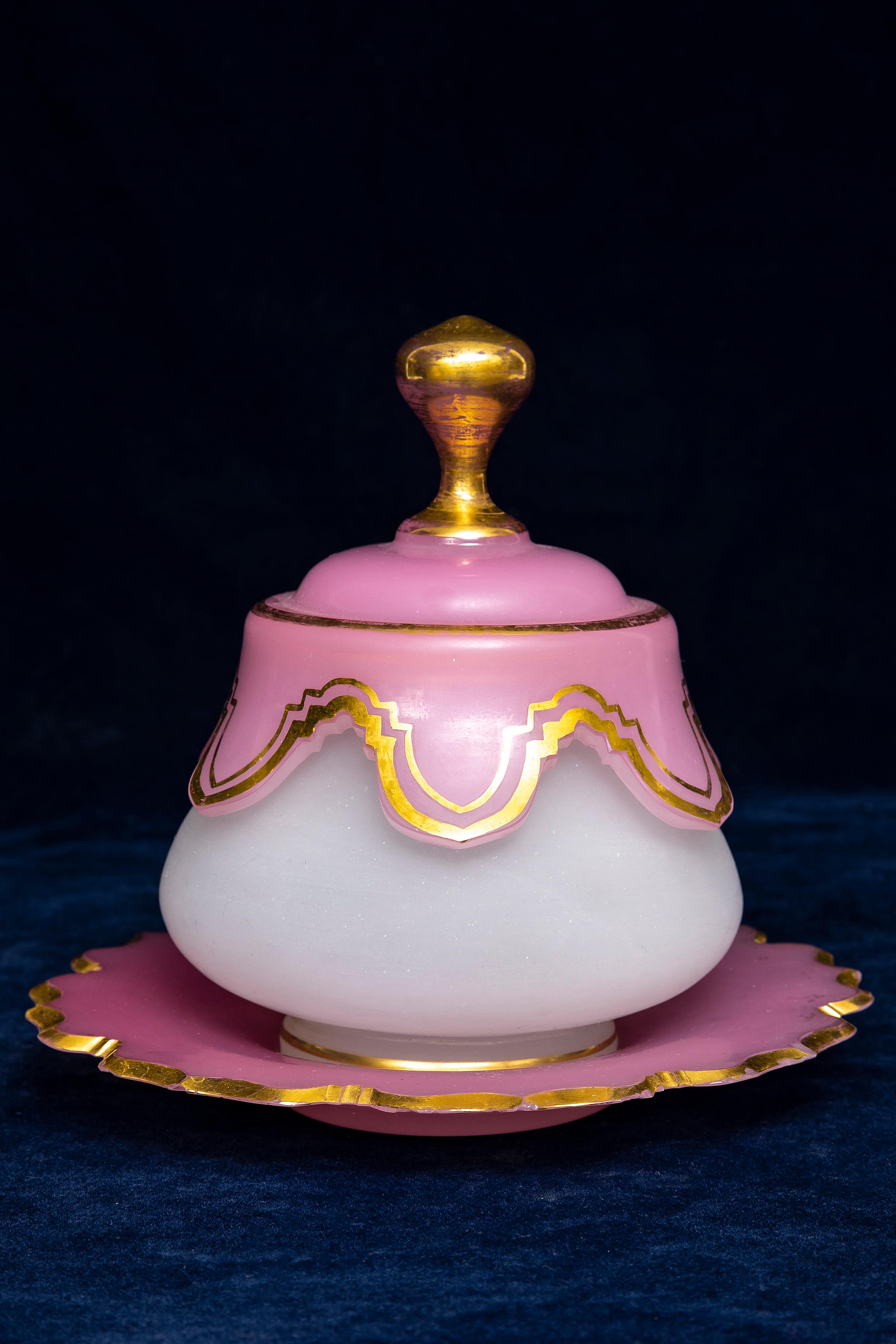 Luigi XVI Antique French Baccarat del XIX secolo, ciotola ricoperta di cristallo opalino rosa e bianco in vendita
