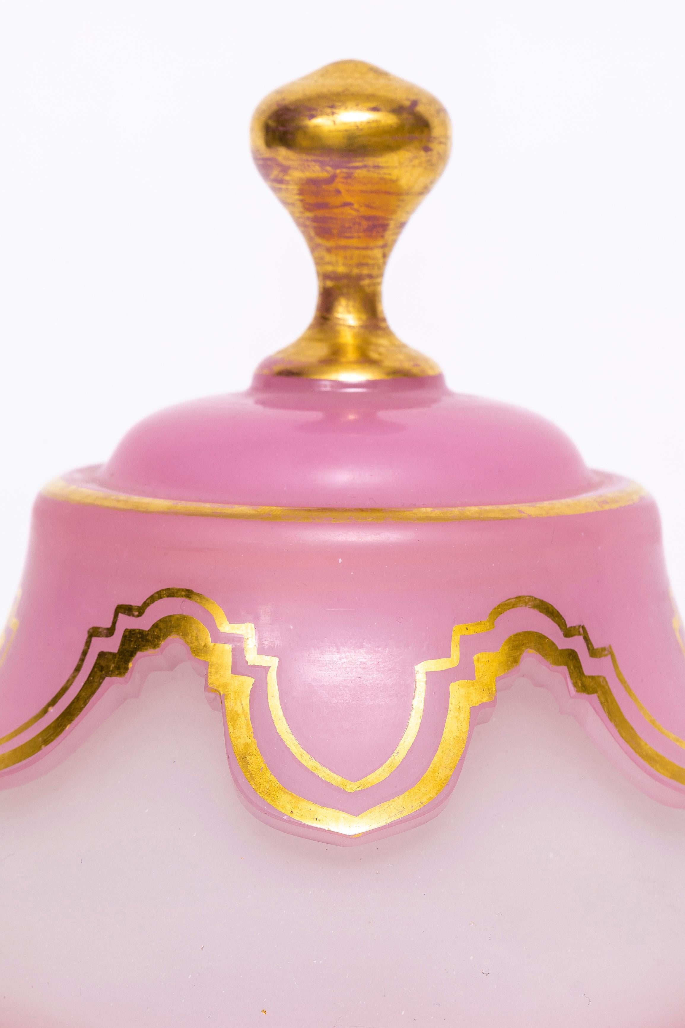 Francese Antique French Baccarat del XIX secolo, ciotola ricoperta di cristallo opalino rosa e bianco in vendita