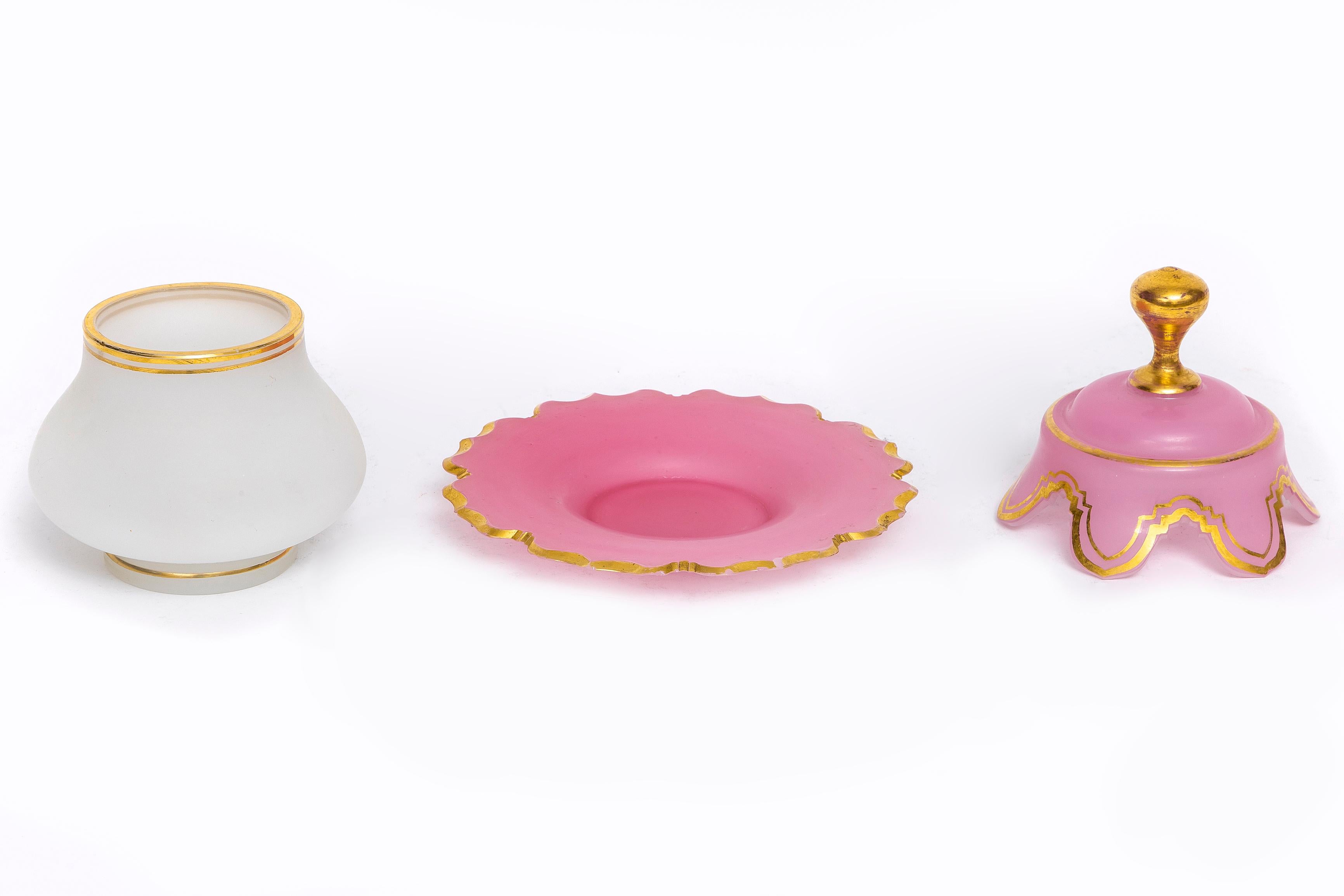 Intagliato a mano Antique French Baccarat del XIX secolo, ciotola ricoperta di cristallo opalino rosa e bianco in vendita