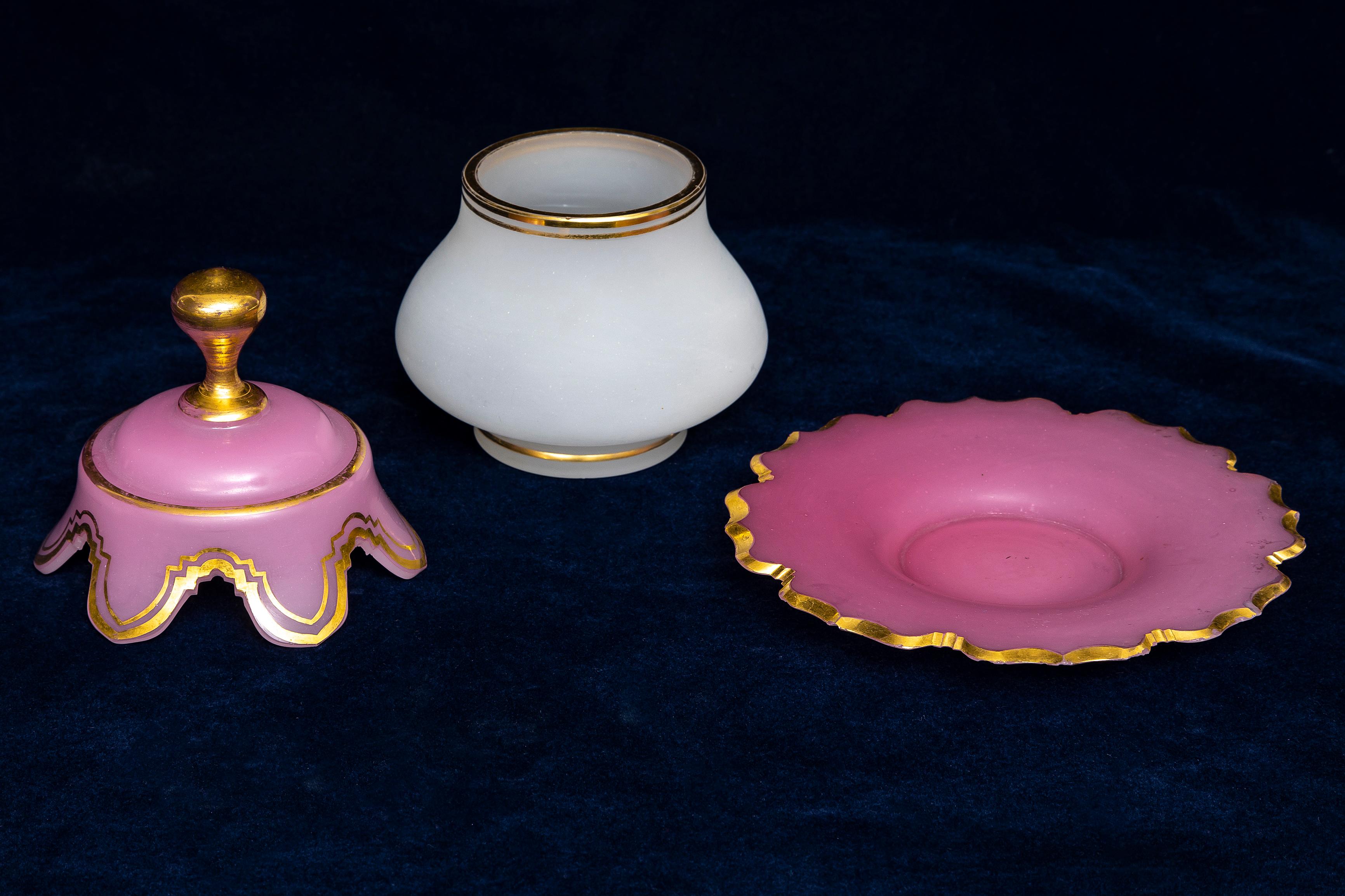 Antique French Baccarat del XIX secolo, ciotola ricoperta di cristallo opalino rosa e bianco In condizioni buone in vendita a New York, NY