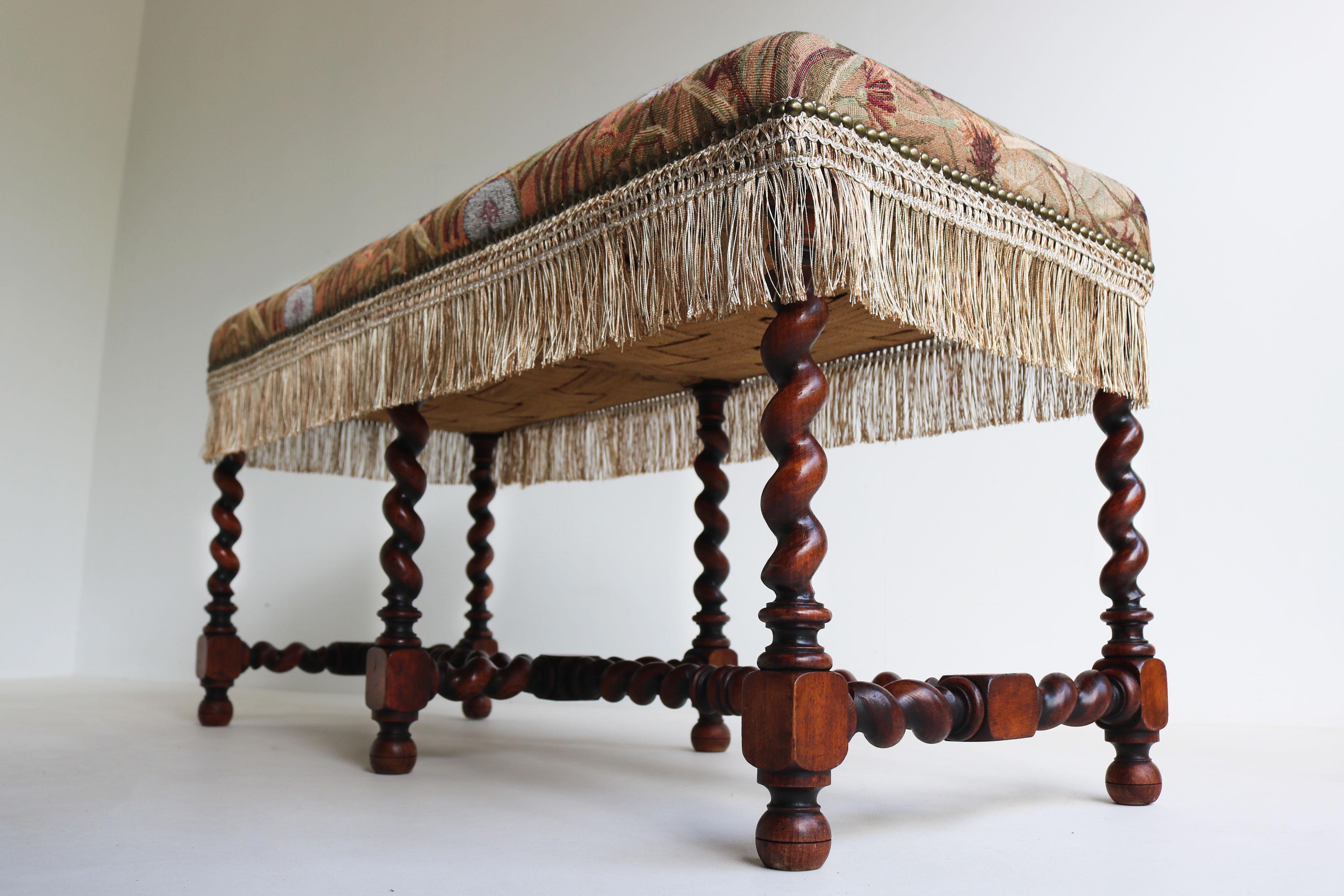Chêne Antique Banc Oak Oak français du 19ème siècle en chêne sculpté broderie Ottoman en vente