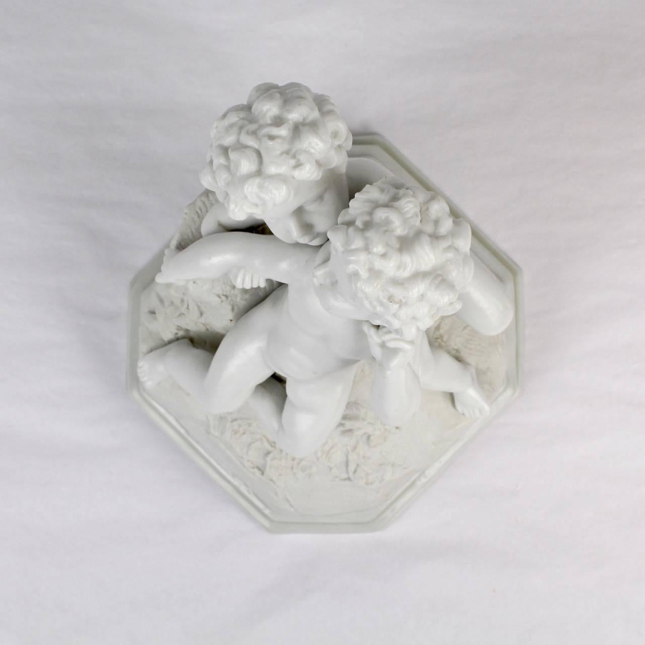 Antique French del XIX secolo, statuetta in bisquit di due putti in un abbraccio amoroso in vendita 3