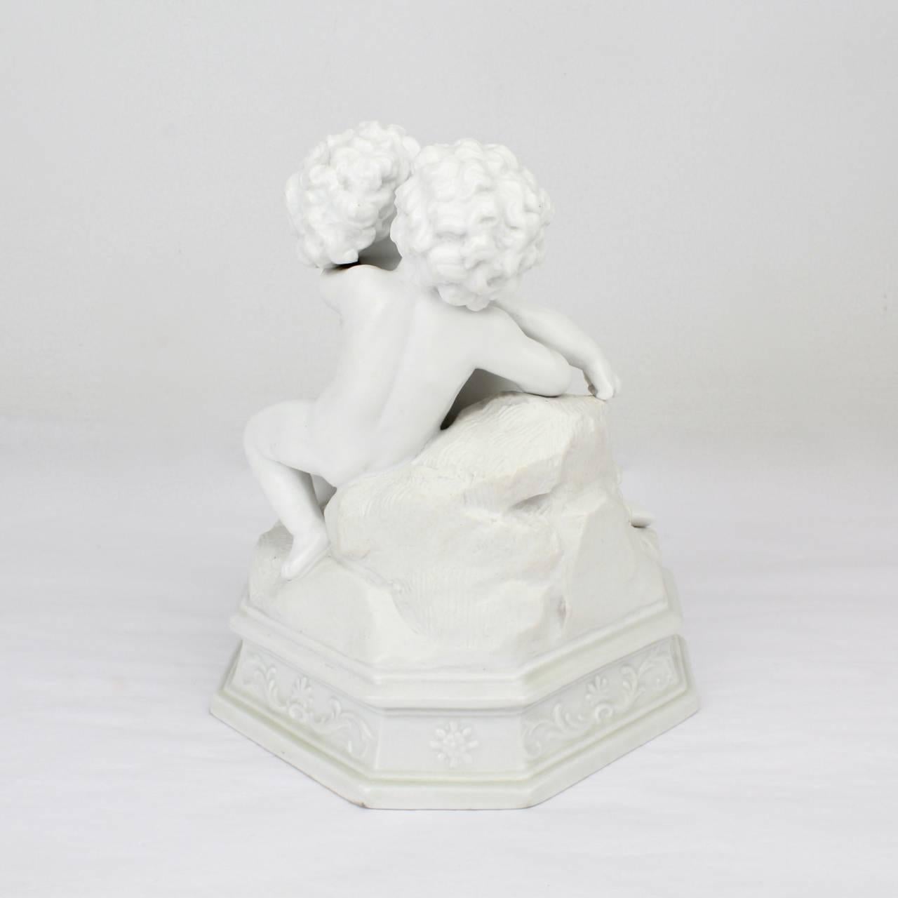 Non smaltato Antique French del XIX secolo, statuetta in bisquit di due putti in un abbraccio amoroso in vendita