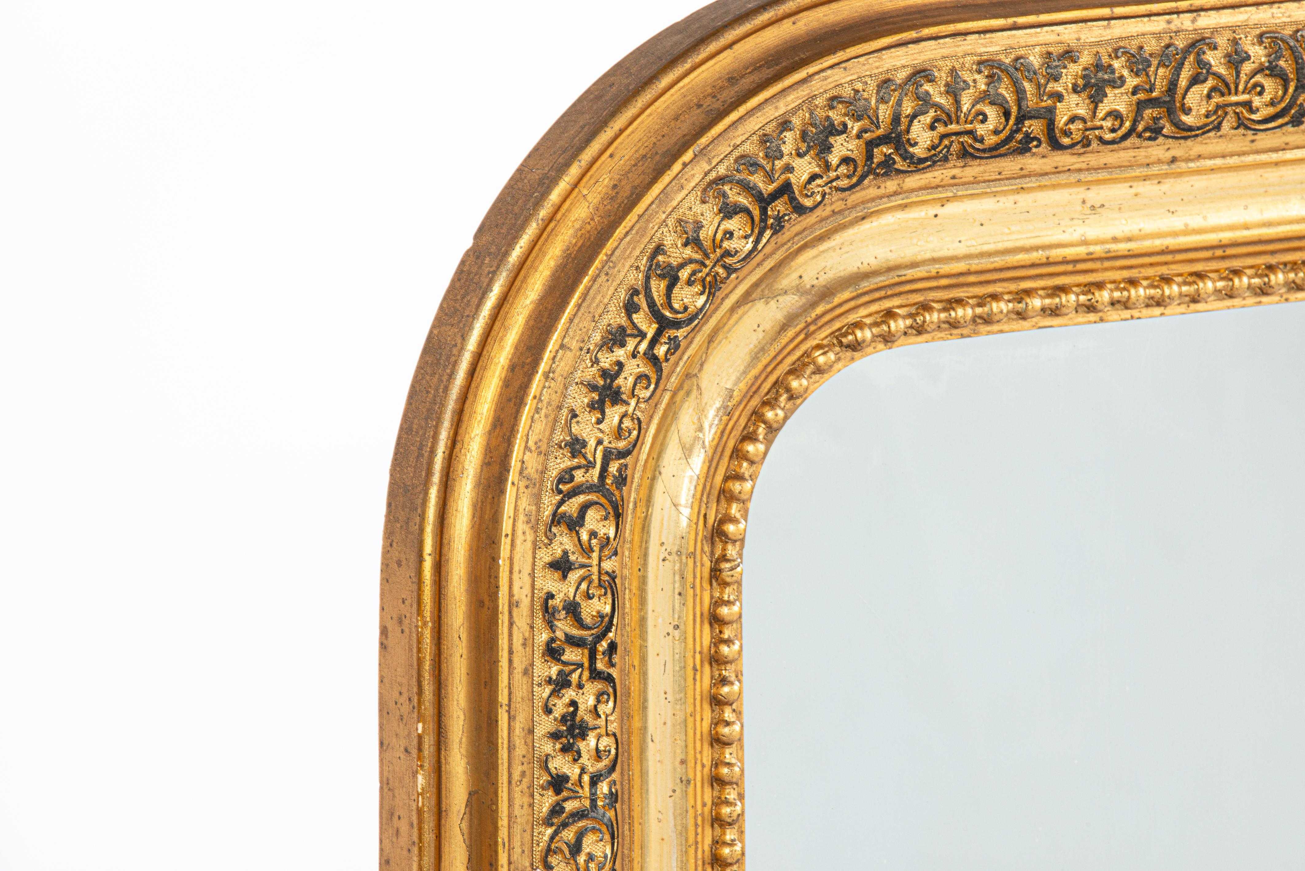 Français Antiquité française du XIXe siècle, dorée à la feuille d'or et au noir.  Miroir Louis Philippe  en vente